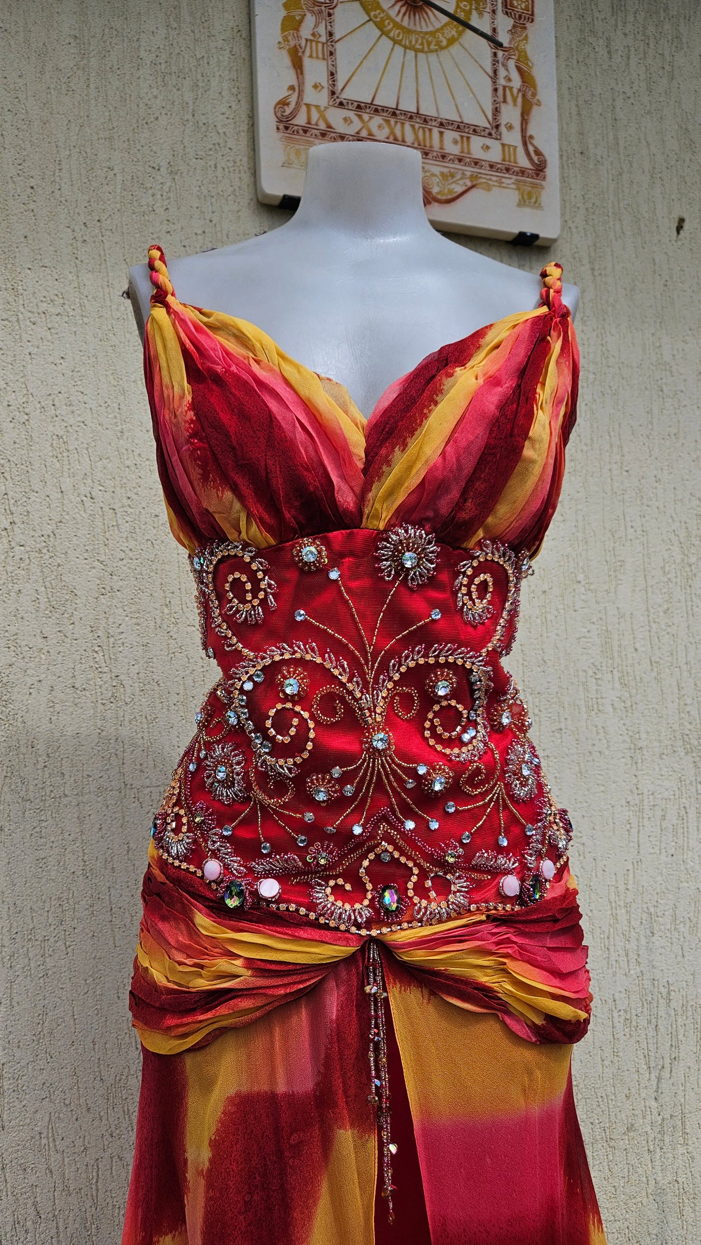 Robe en soie brodée rouge et orange