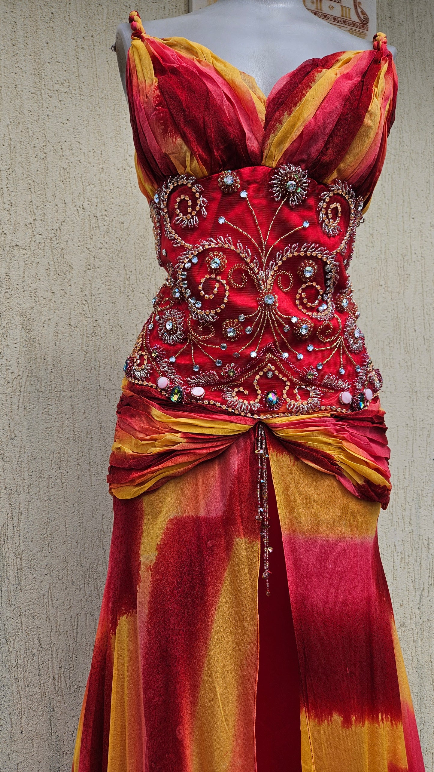 Robe en soie brodée rouge et orange