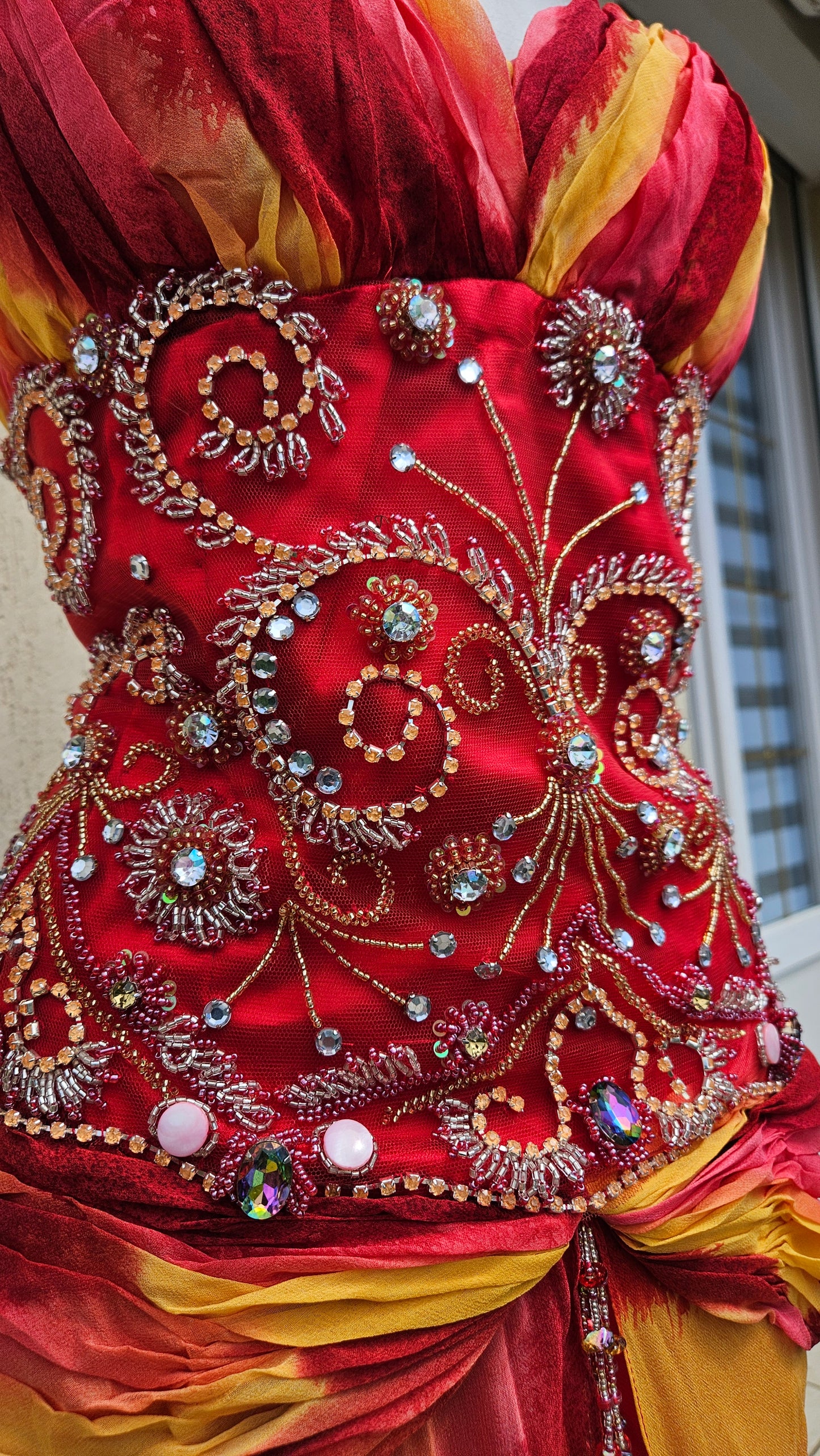 Robe en soie brodée rouge et orange