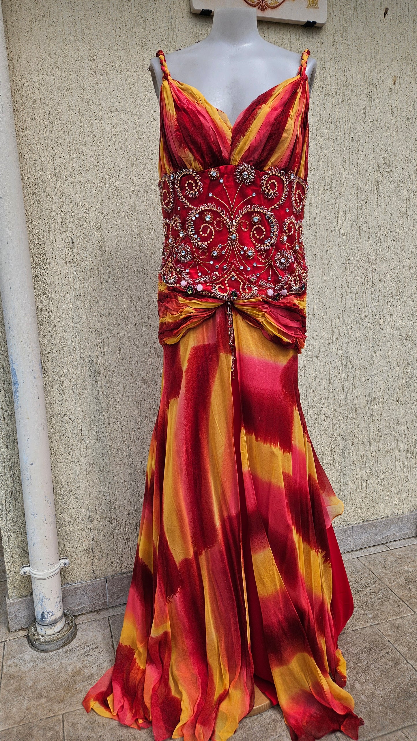 Robe en soie brodée rouge et orange