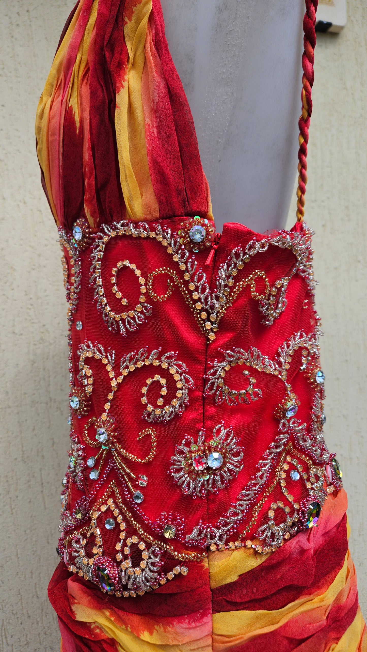 Robe en soie brodée rouge et orange