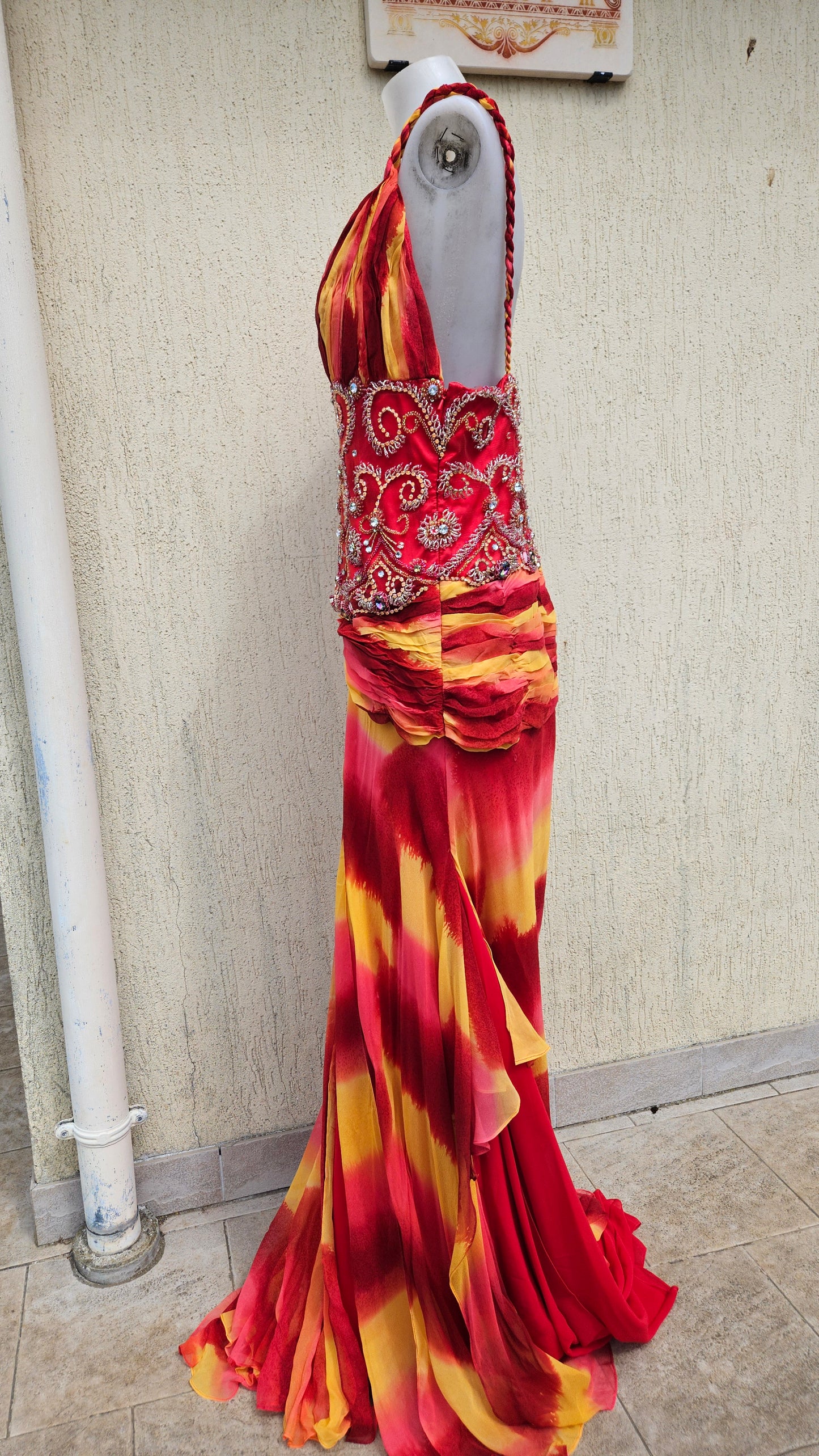 Robe en soie brodée rouge et orange
