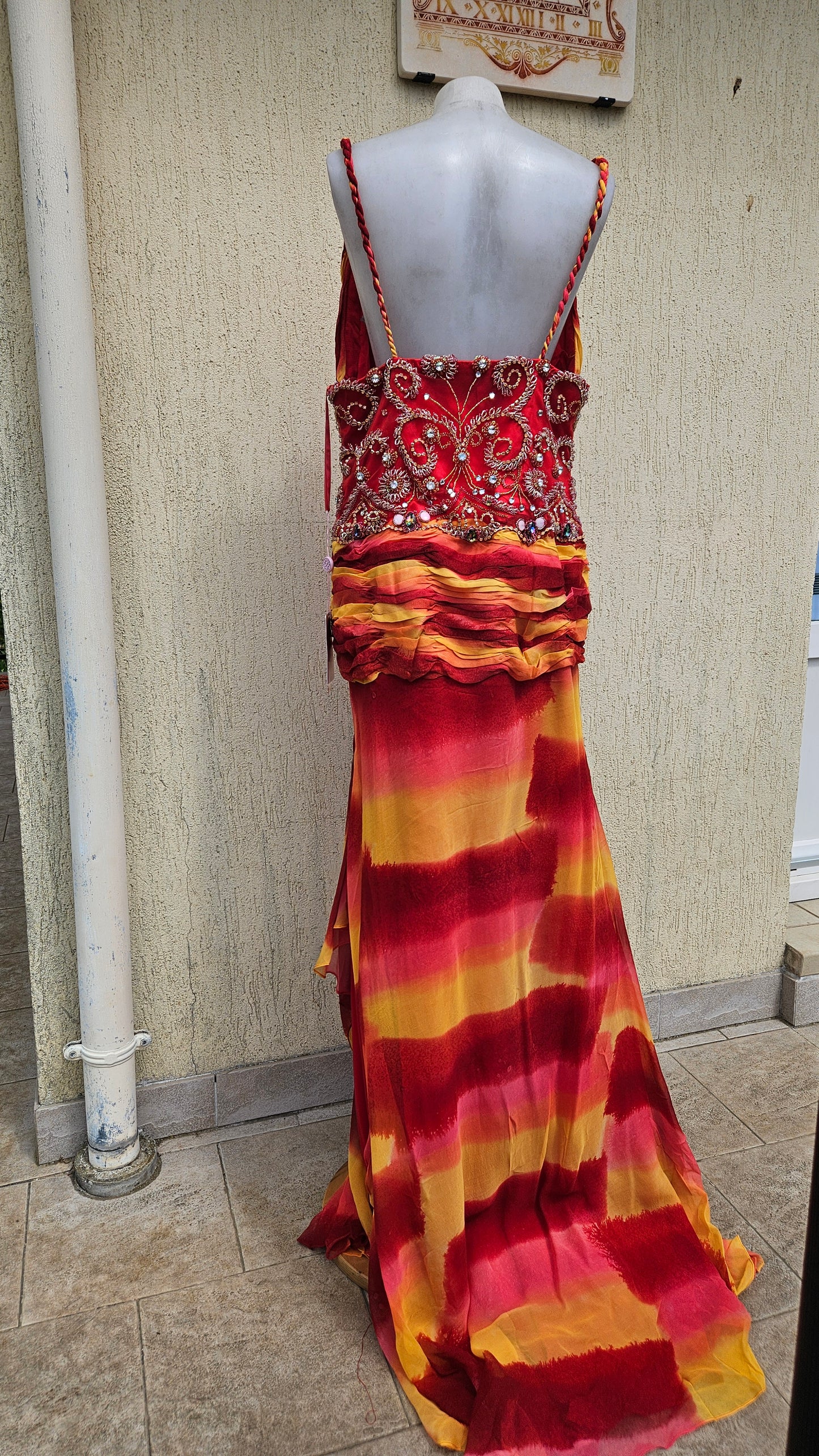 Robe en soie brodée rouge et orange