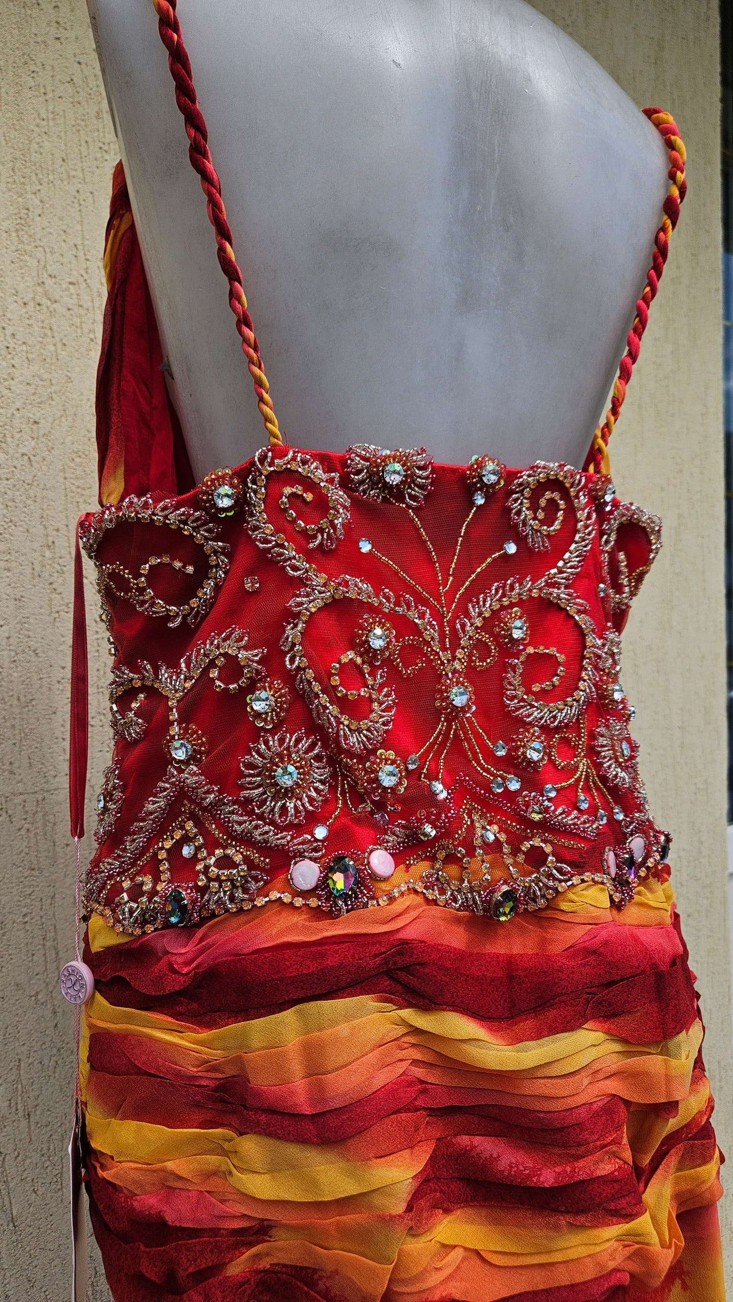 Robe en soie brodée rouge et orange