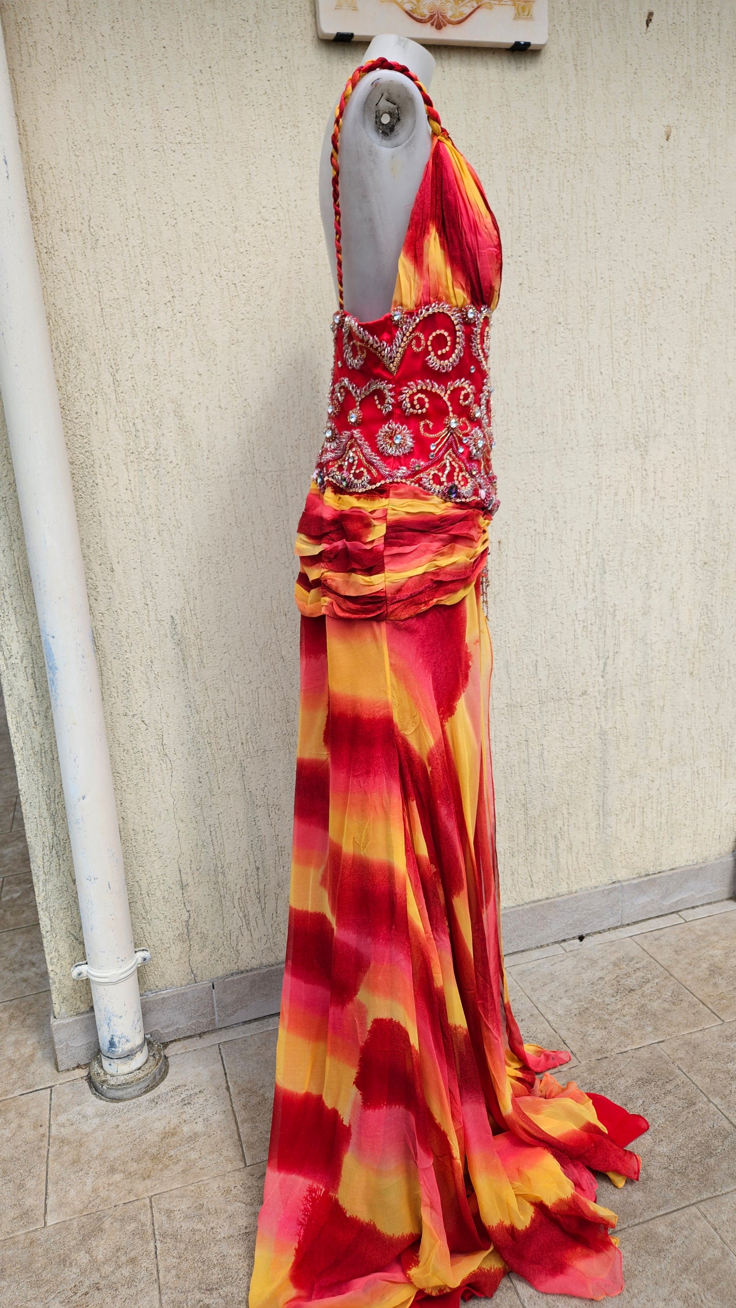 Robe en soie brodée rouge et orange