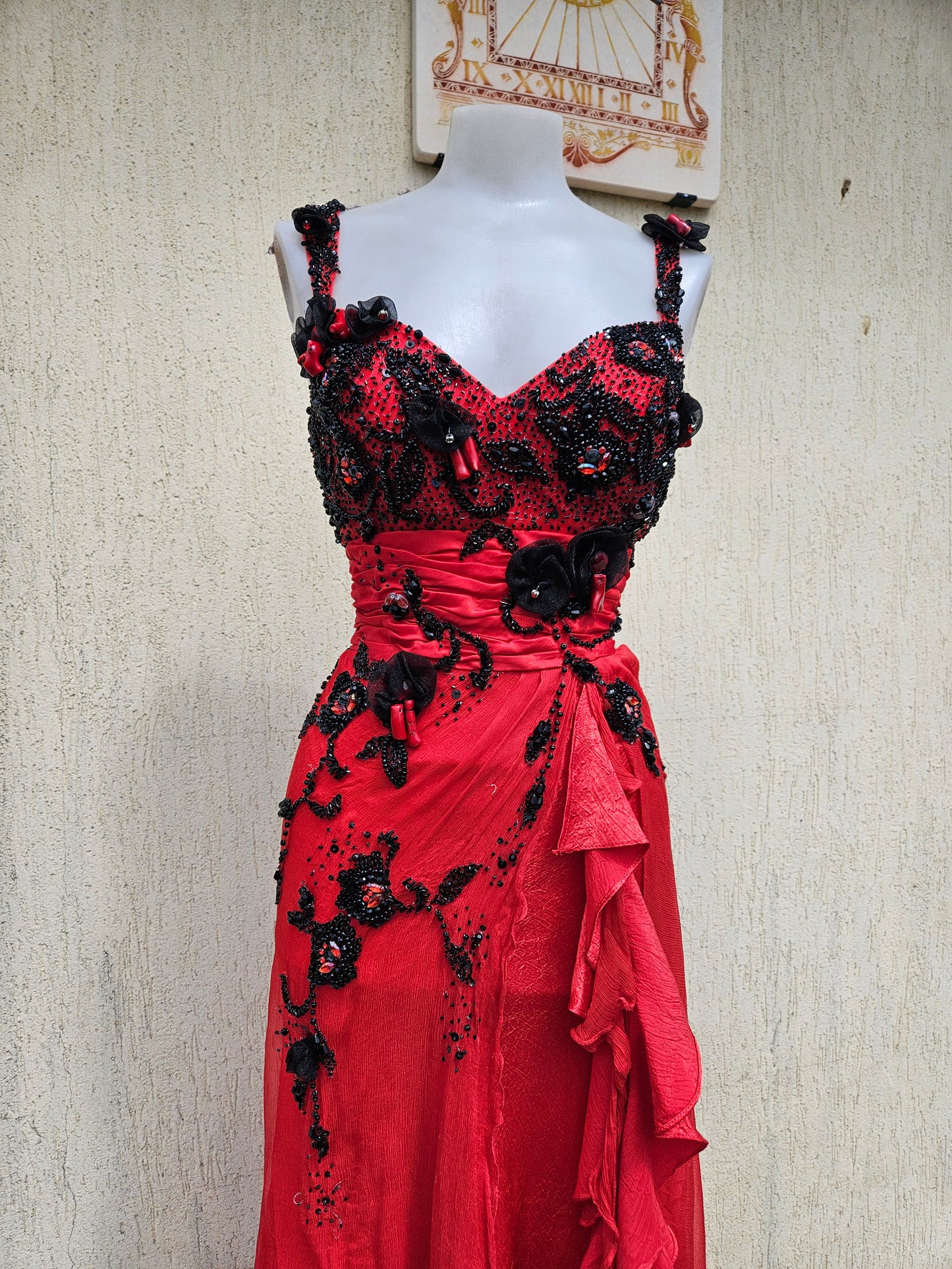 Robe en soie brodée rouge et noire