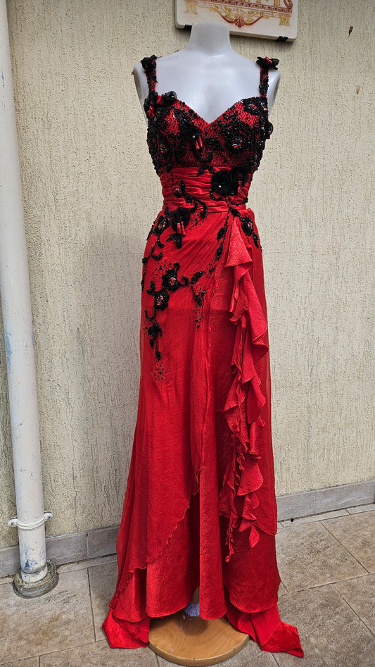 Robe en soie brodée rouge et noire