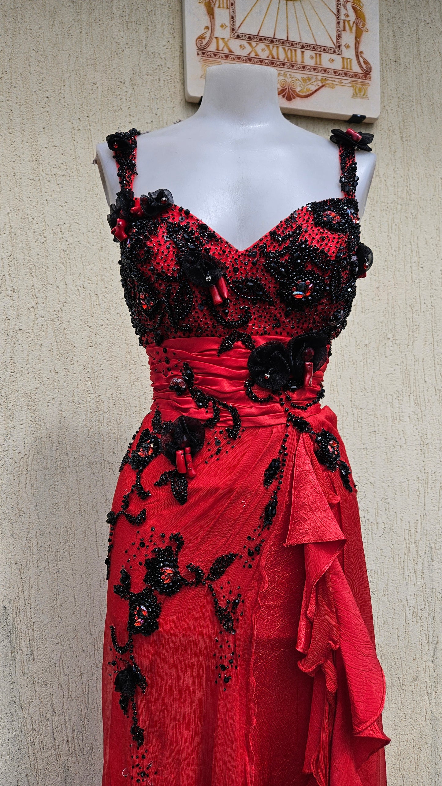Robe en soie brodée rouge et noire