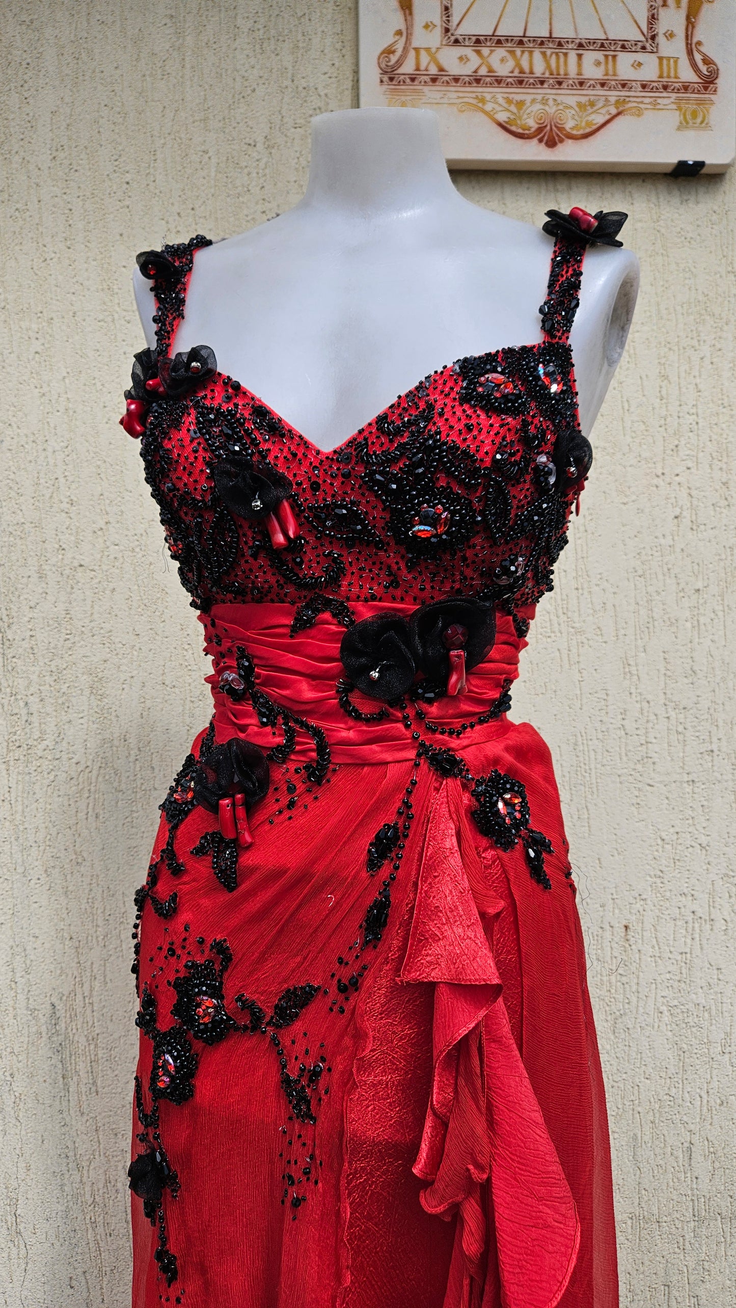 Robe en soie brodée rouge et noire