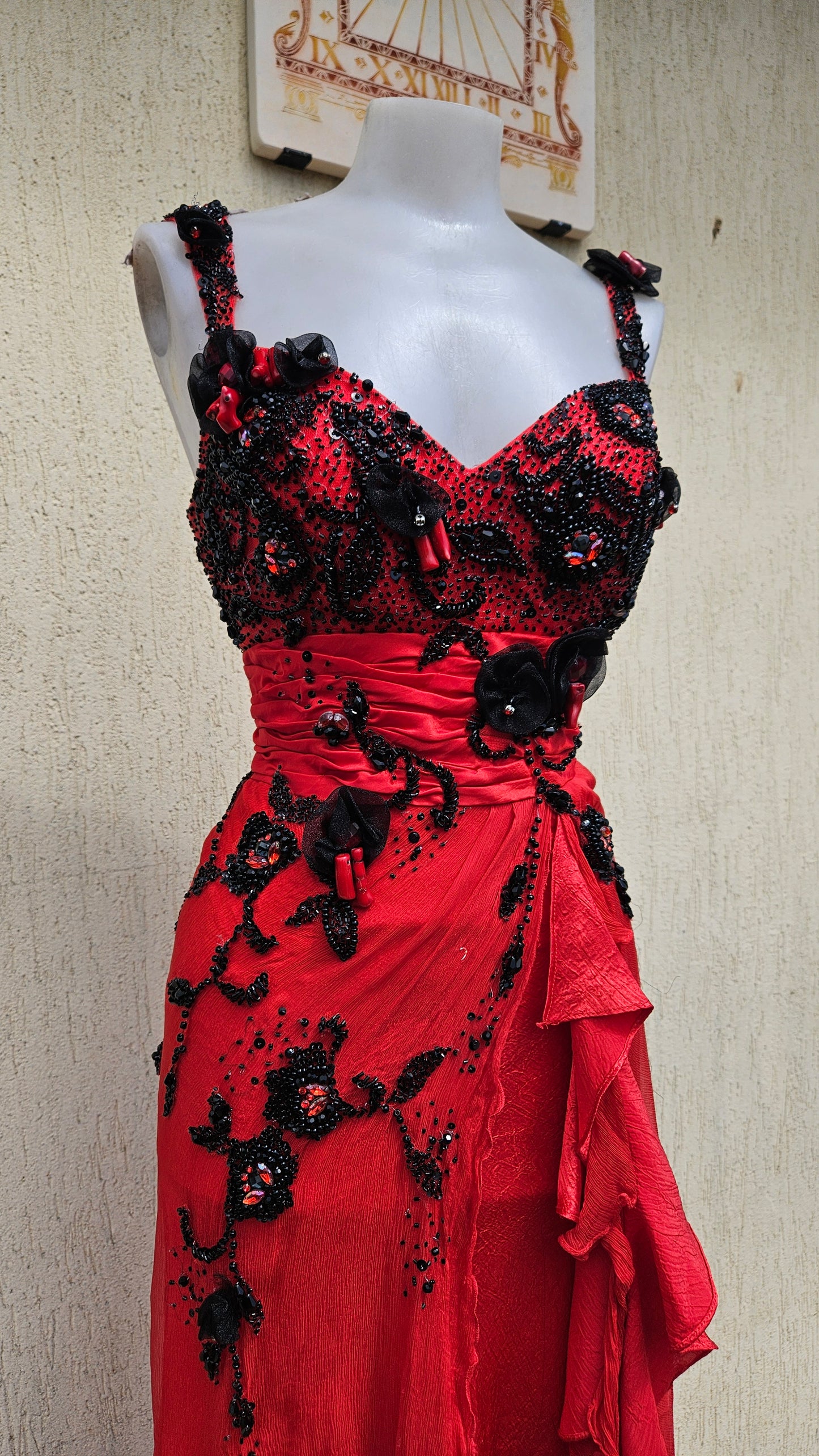 Robe en soie brodée rouge et noire
