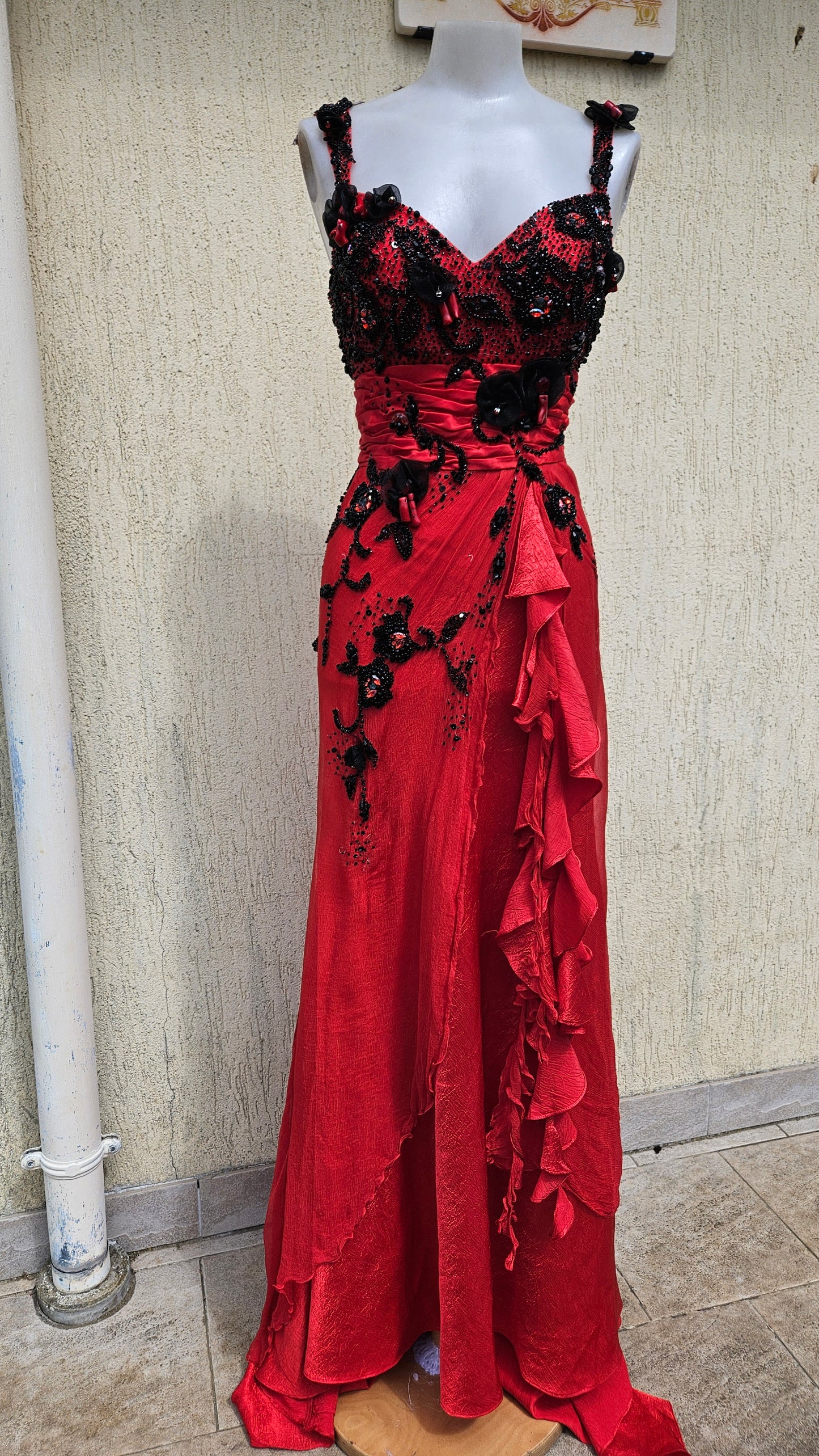 Robe en soie brodée rouge et noire