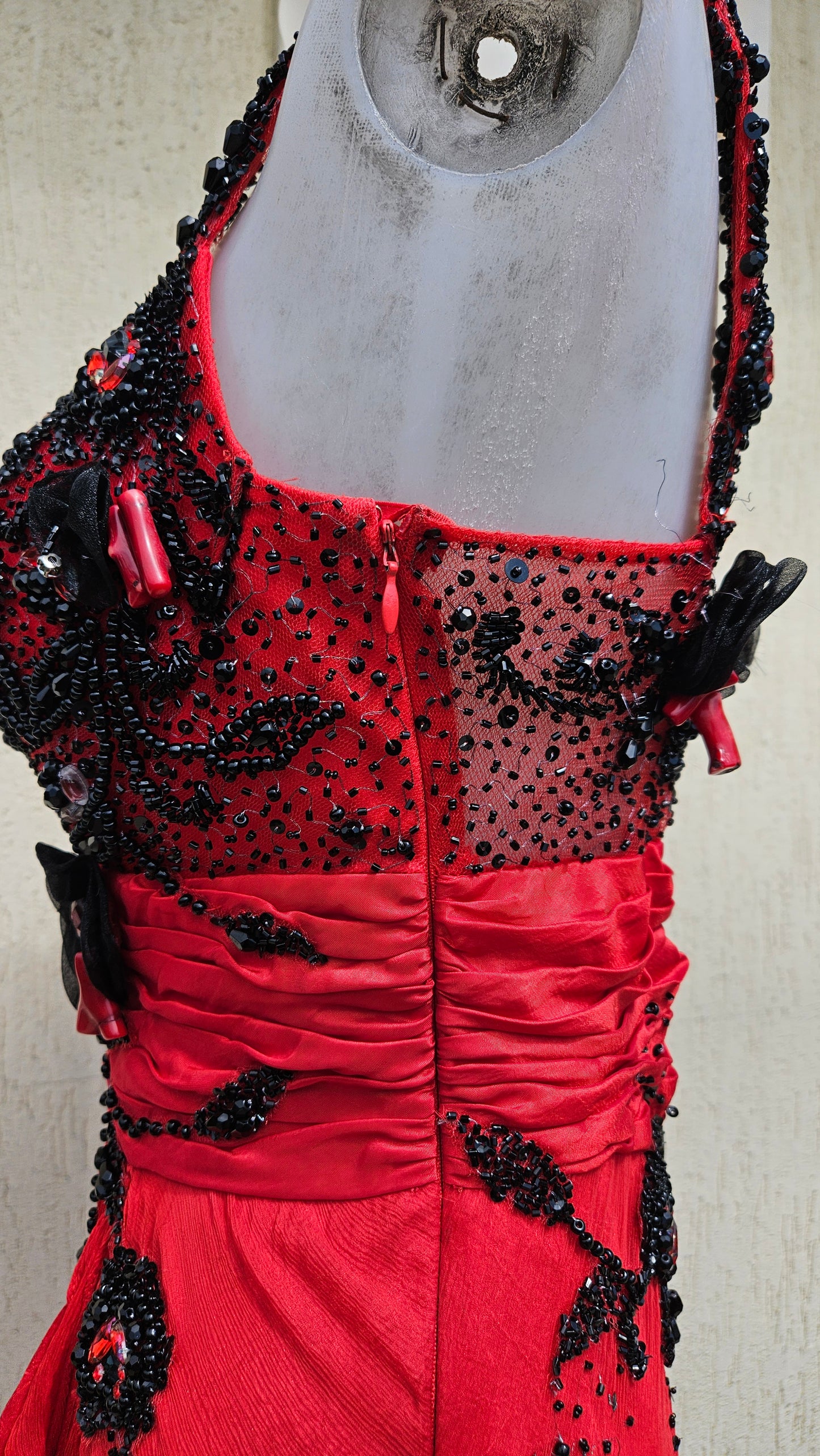 Robe en soie brodée rouge et noire