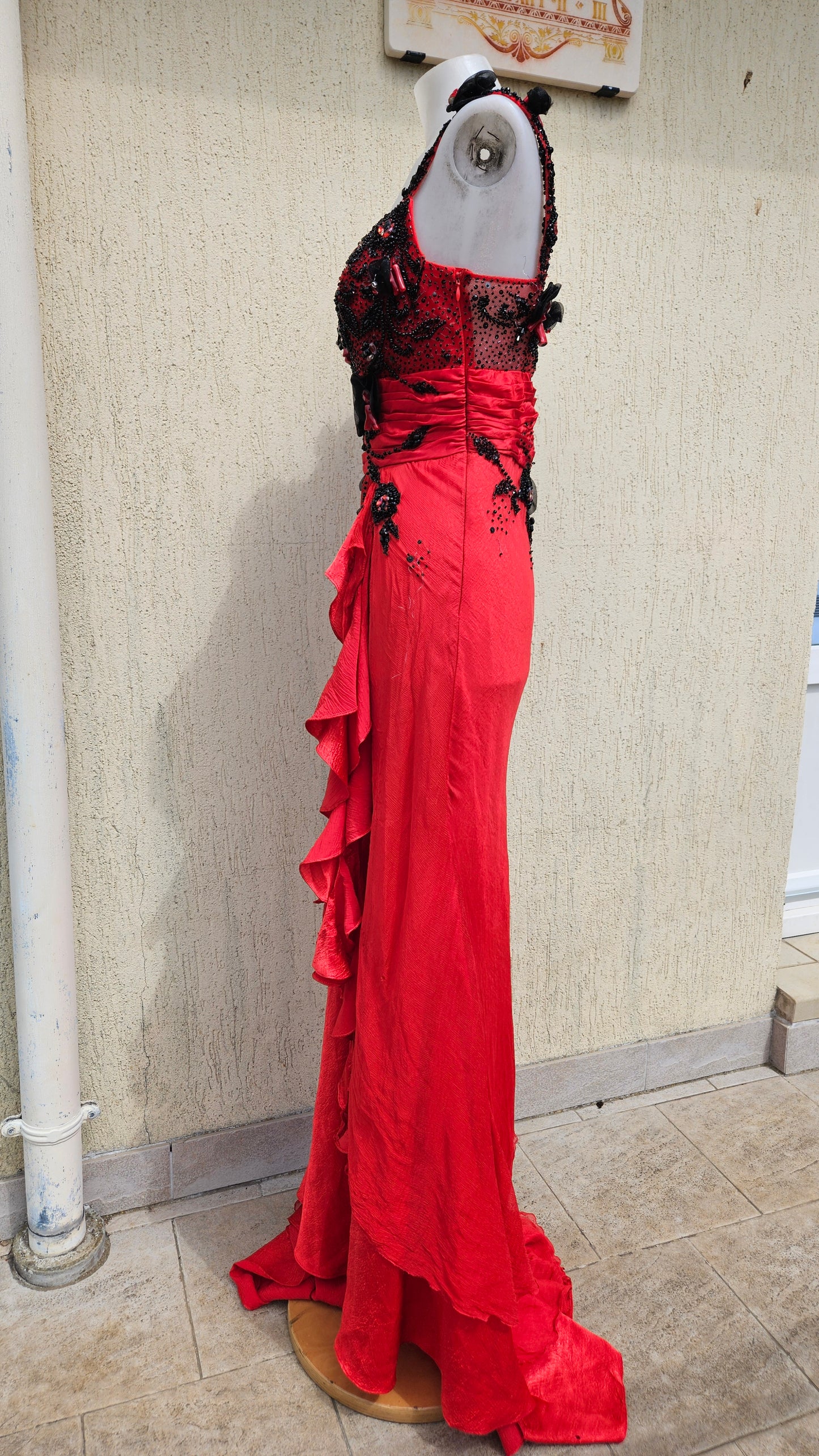 Robe en soie brodée rouge et noire