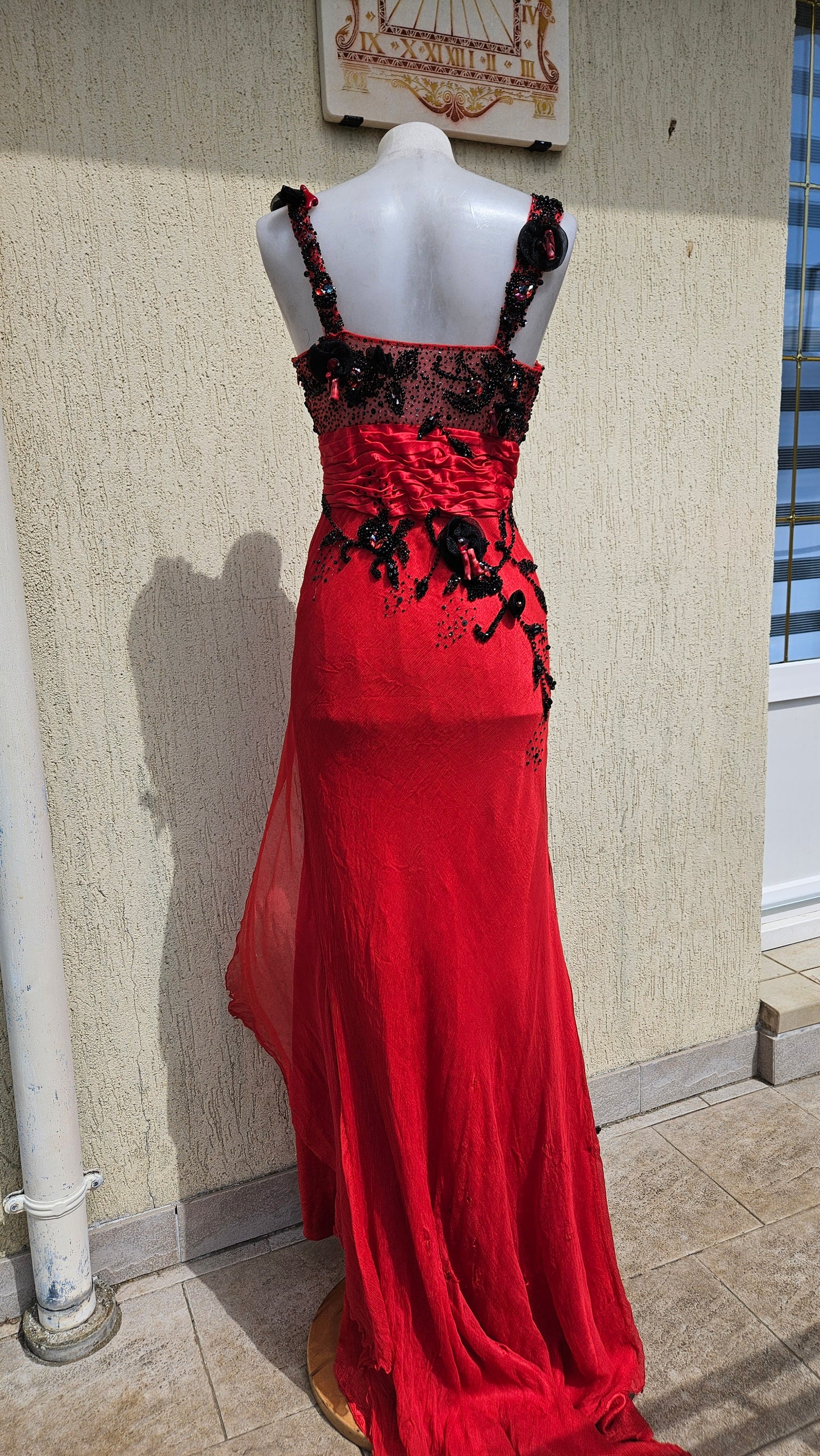 Robe en soie brodée rouge et noire