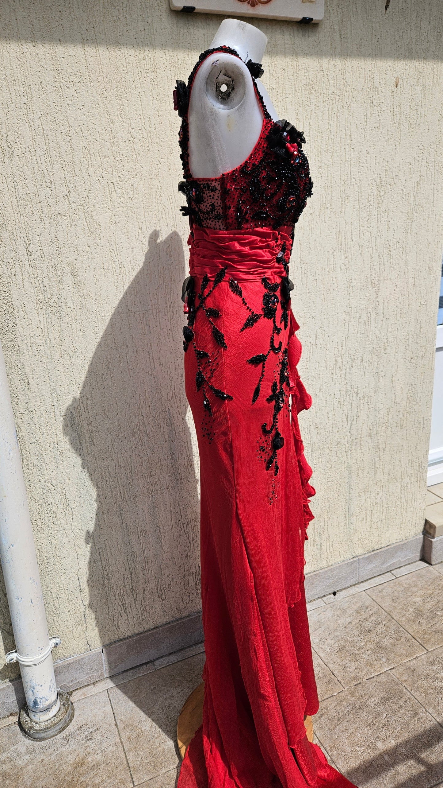 Robe en soie brodée rouge et noire