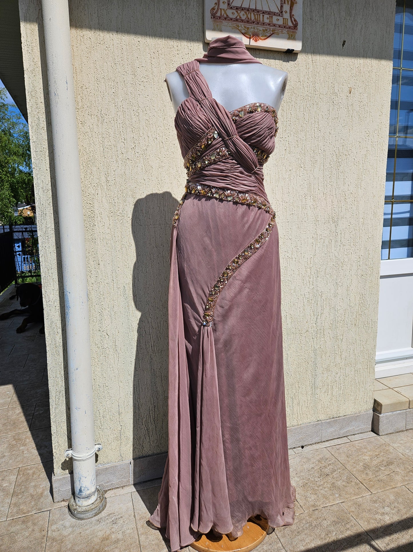 Vestido de noche rosa bordado