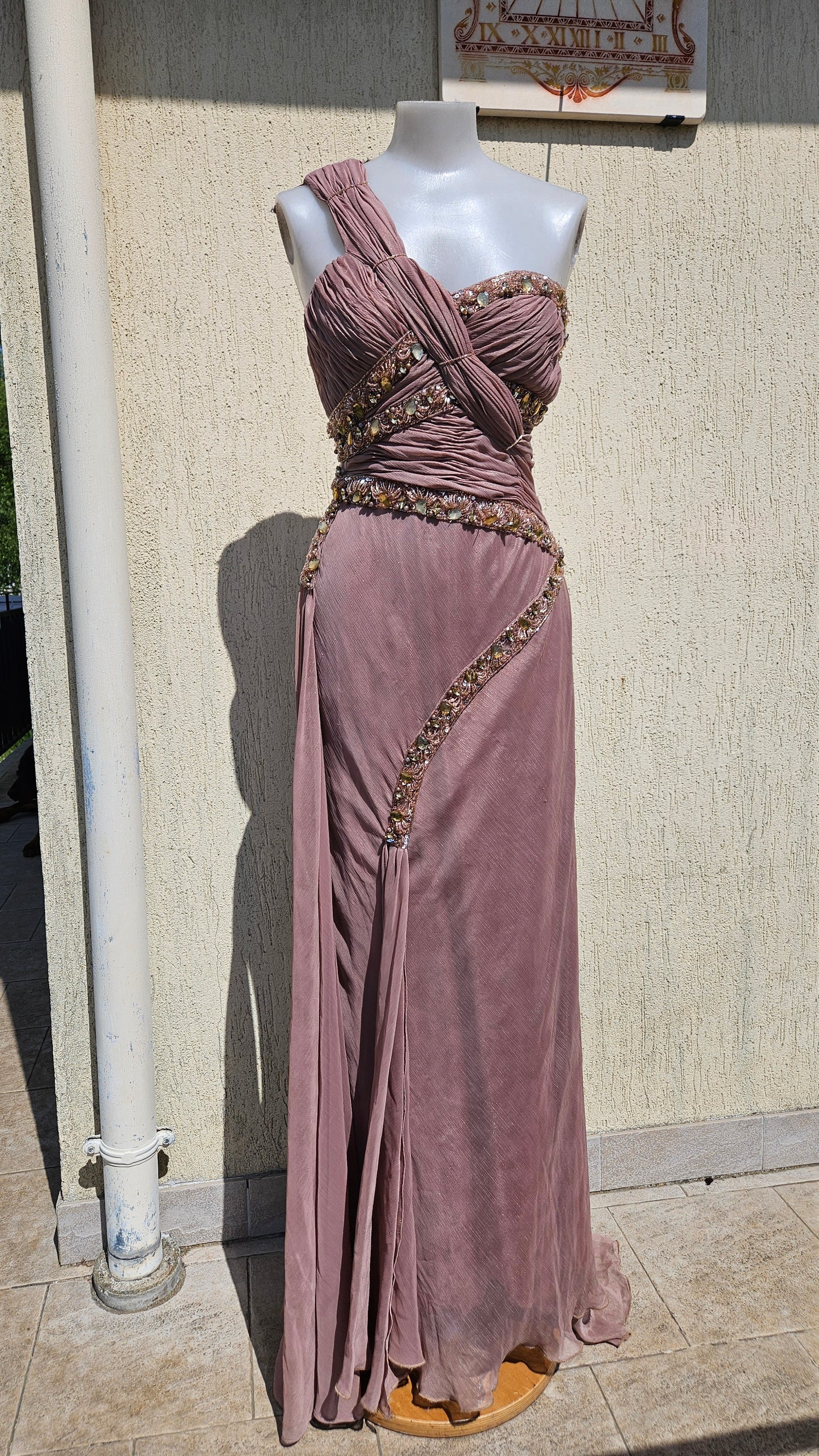 Vestido de noche rosa bordado