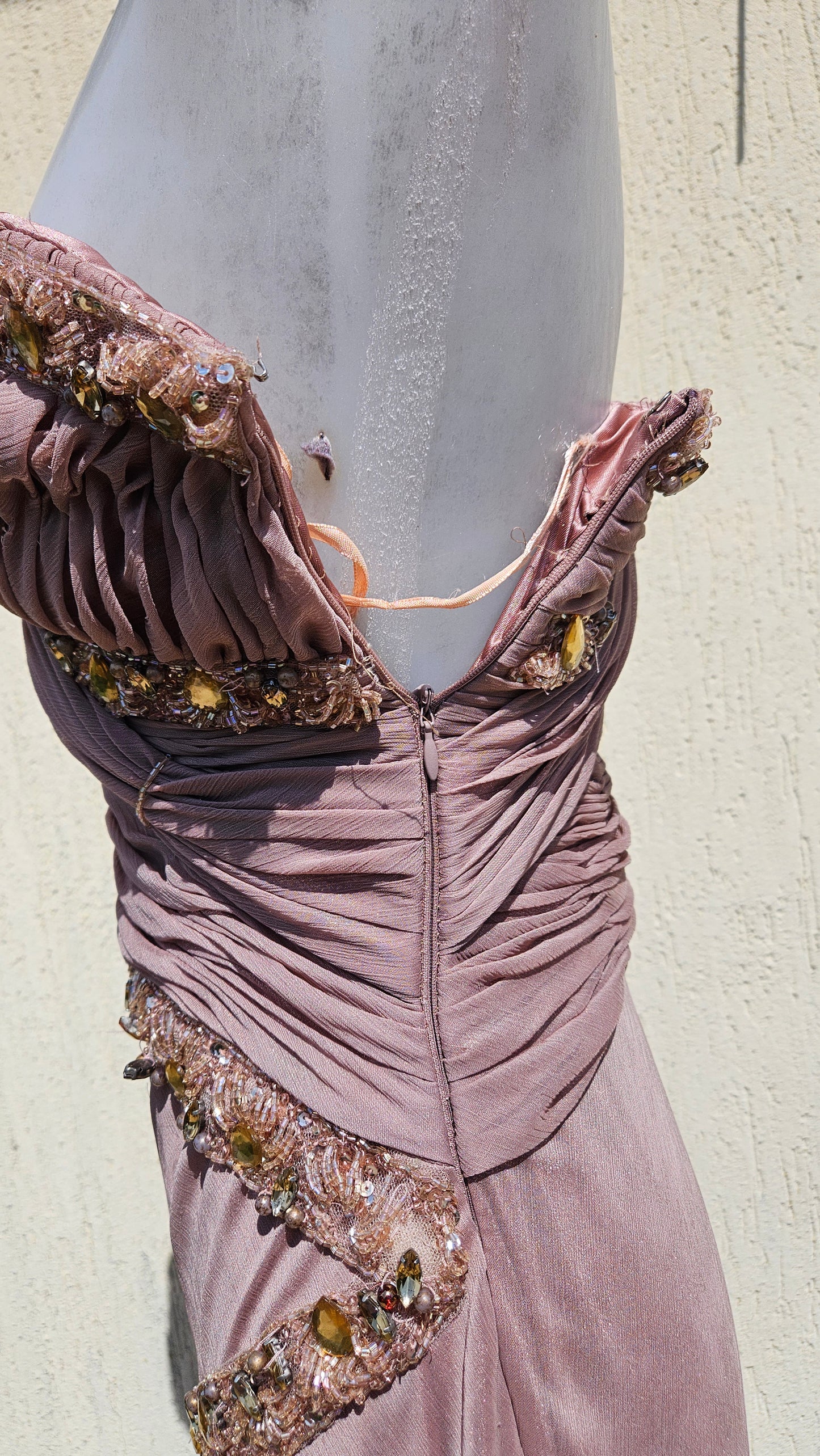 Vestido de noche rosa bordado