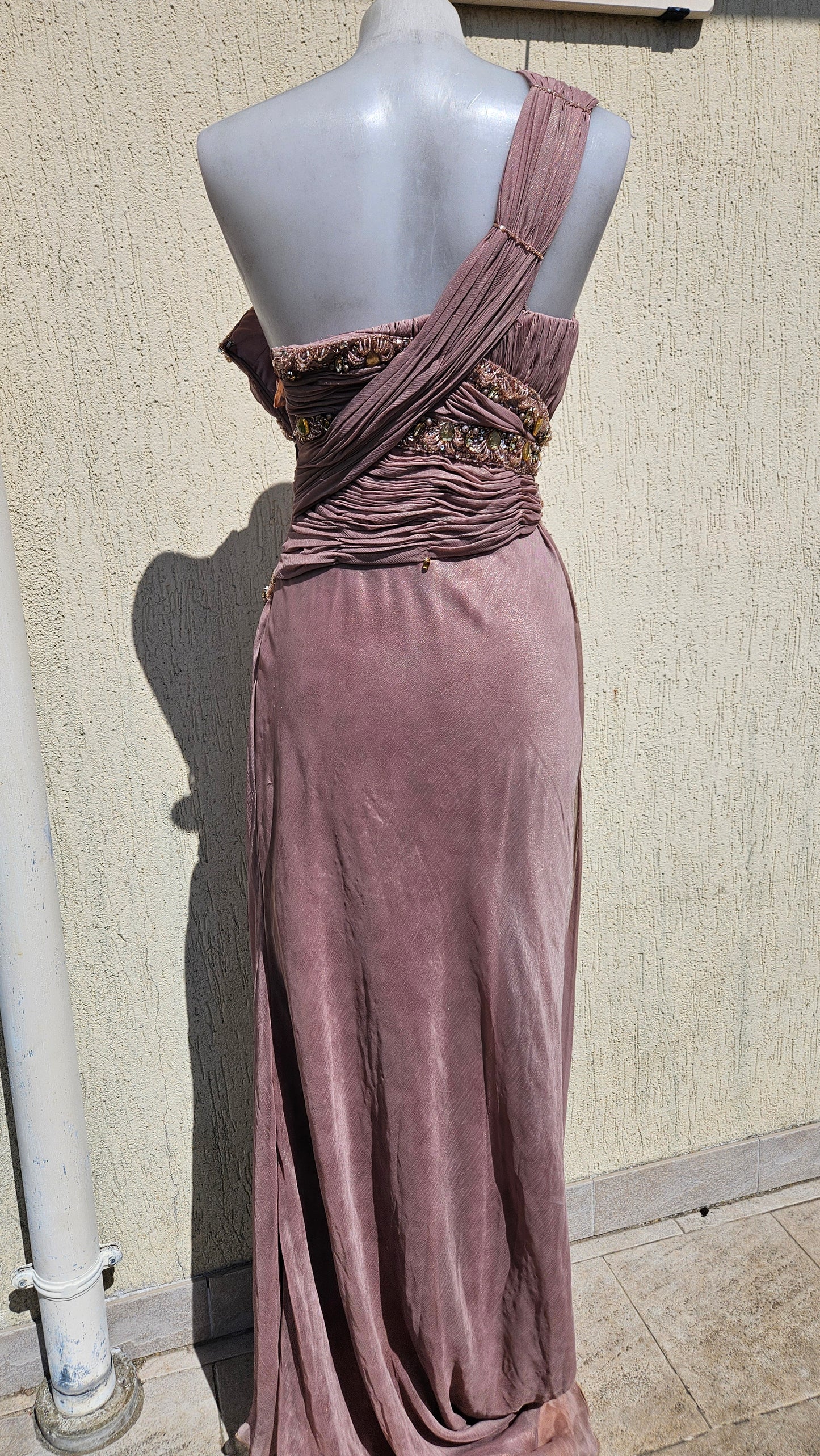 Vestido de noche rosa bordado