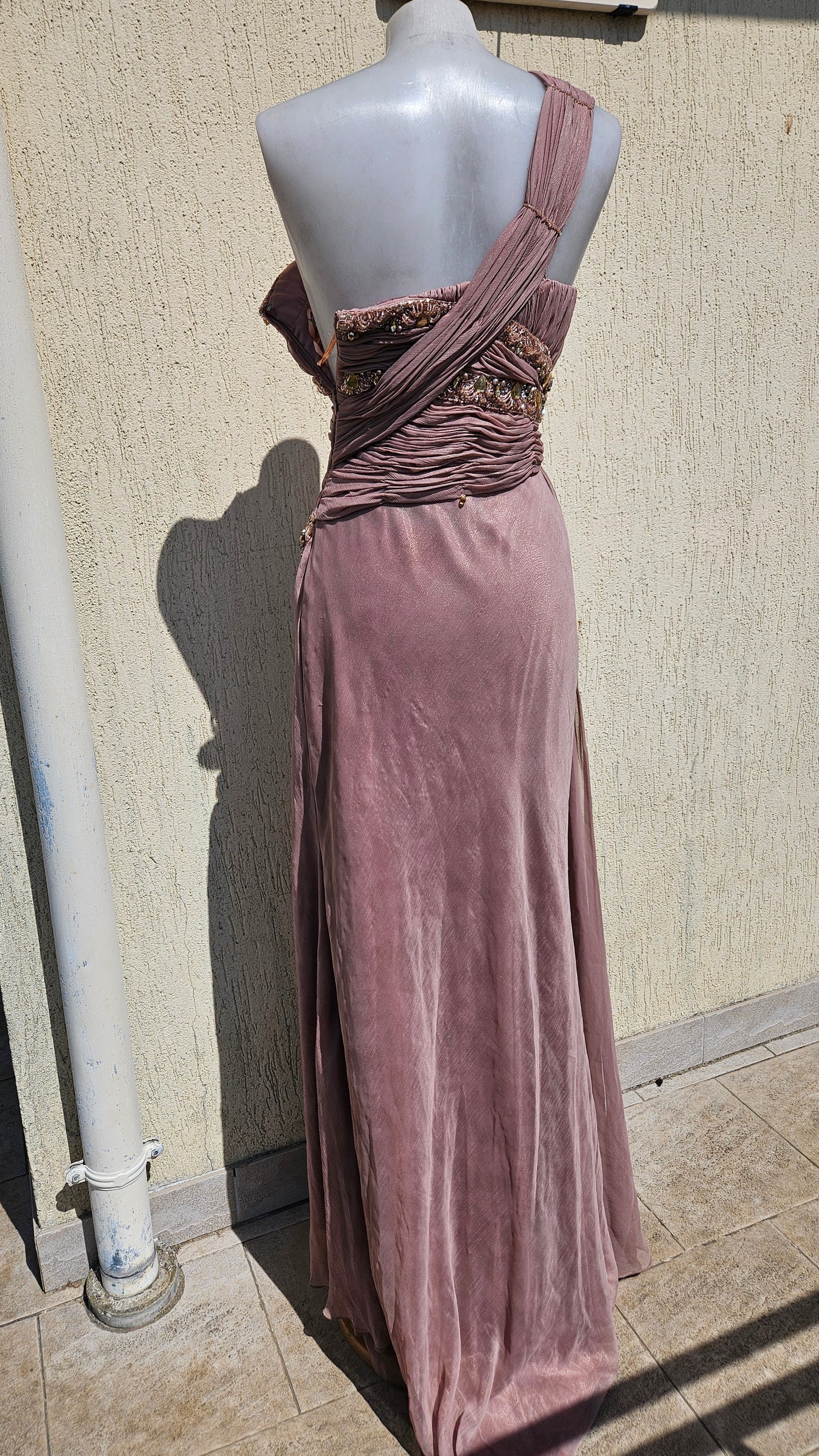 Vestido de noche rosa bordado