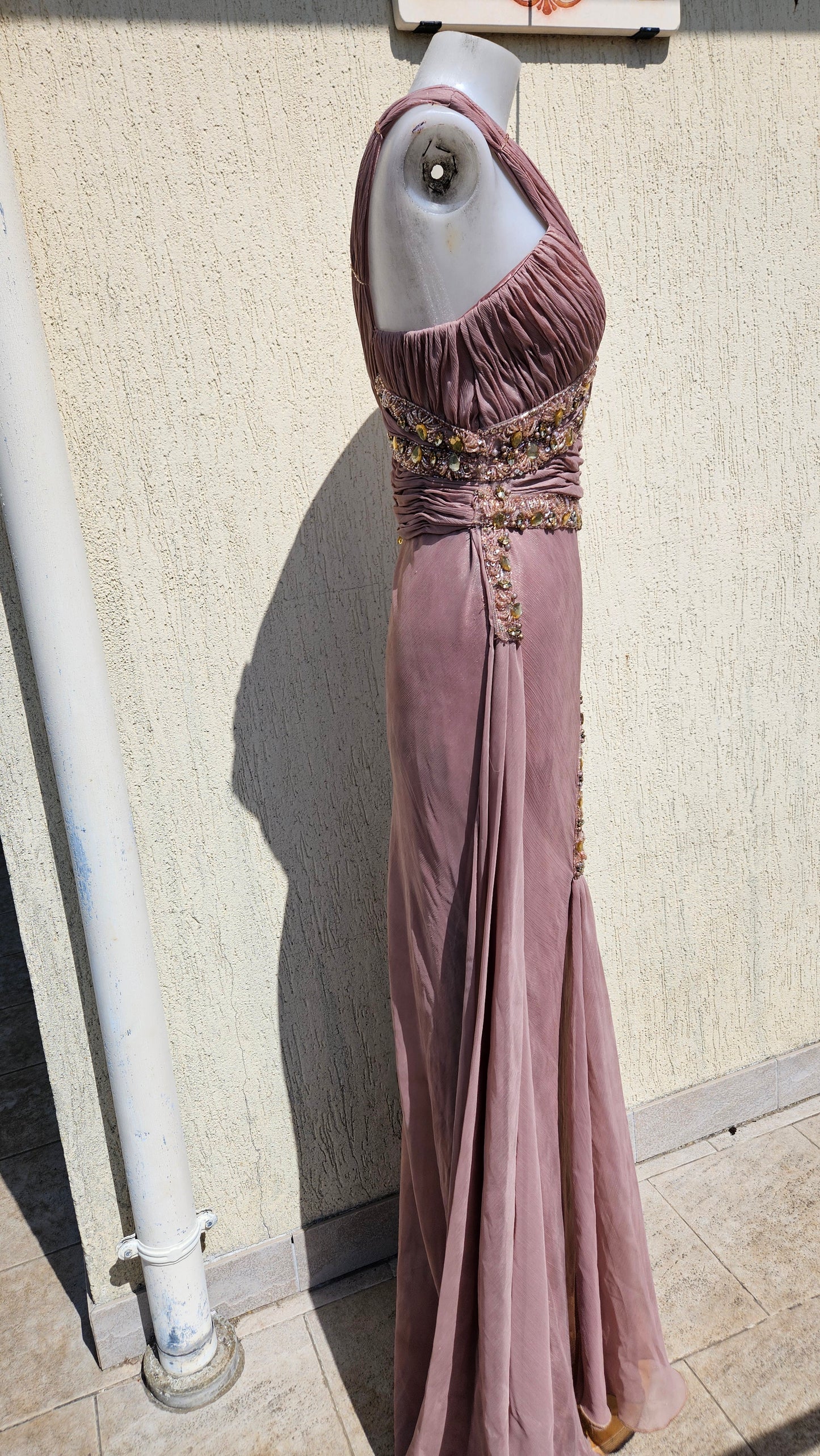 Vestido de noche rosa bordado