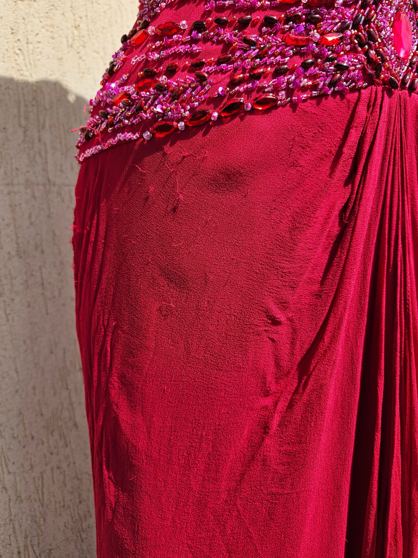 Vestido fucsia de seda bordada