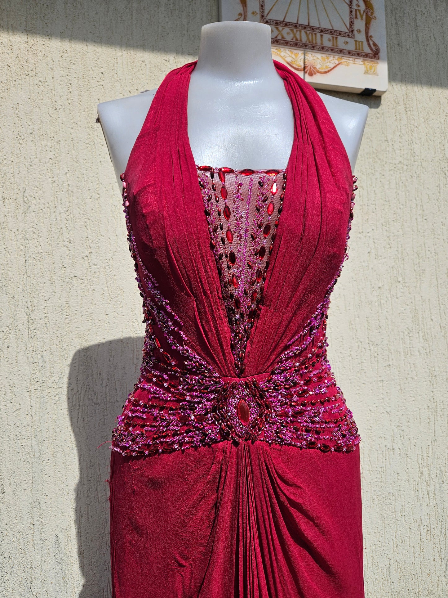Vestido fucsia de seda bordada