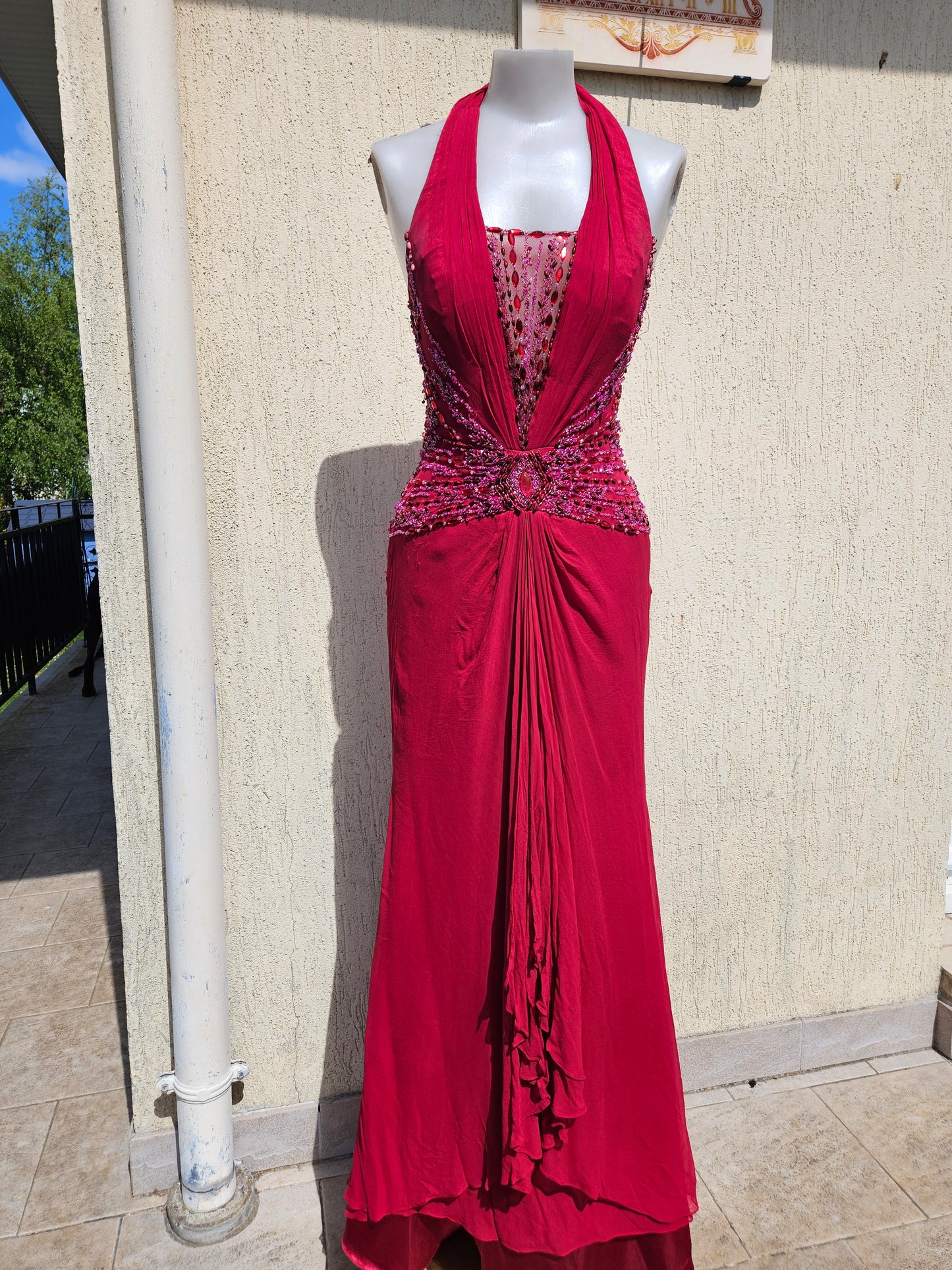 Vestido fucsia de seda bordada