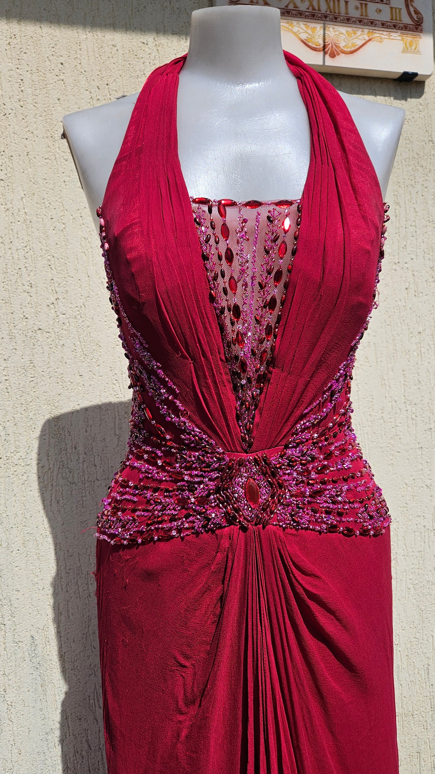 Vestido fucsia de seda bordada