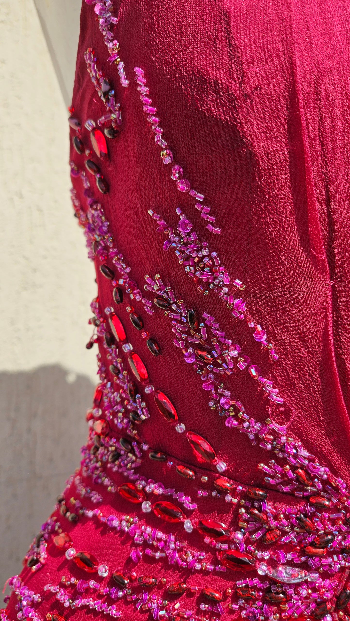 Vestido fucsia de seda bordada