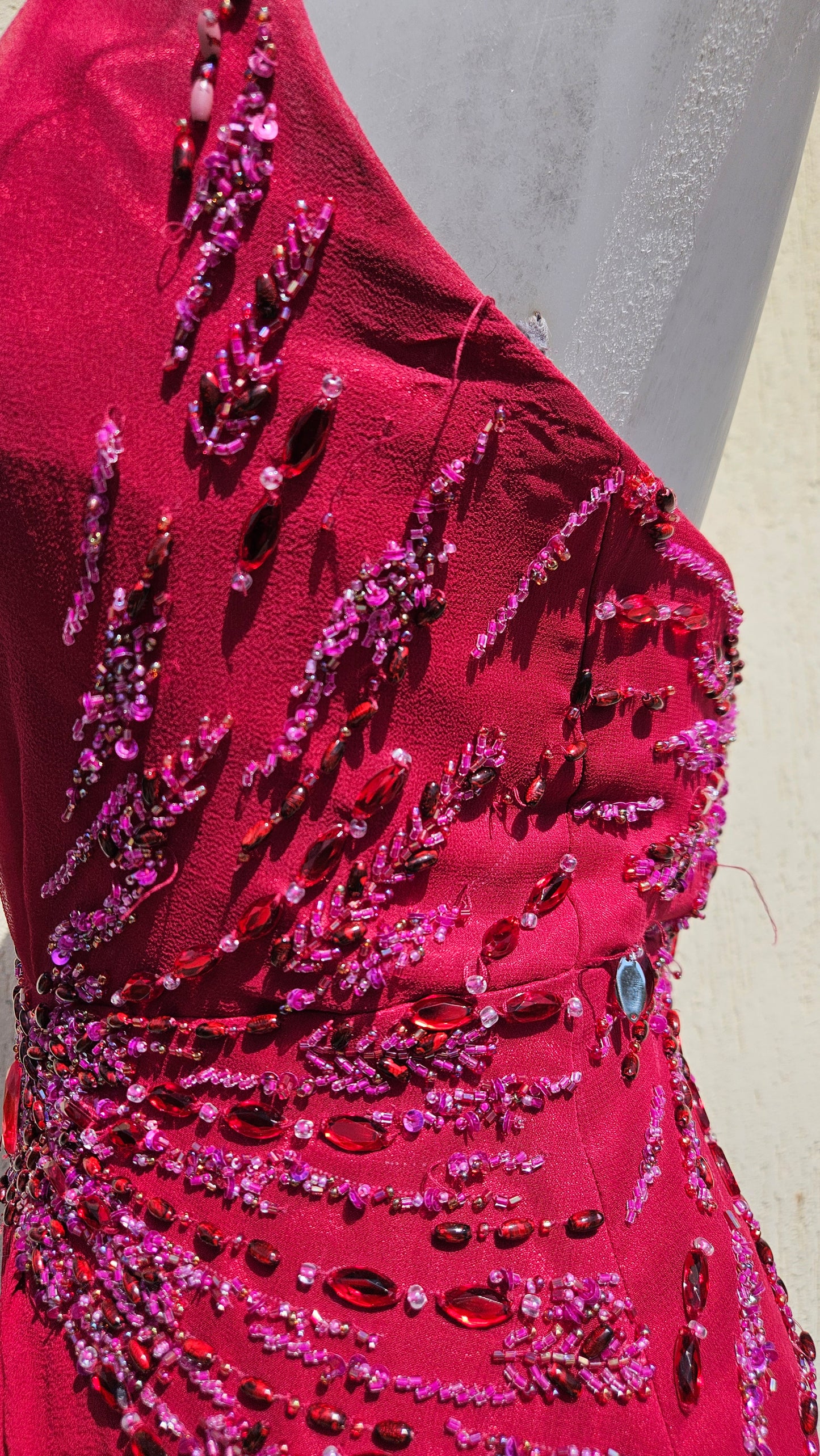 Vestido fucsia de seda bordada