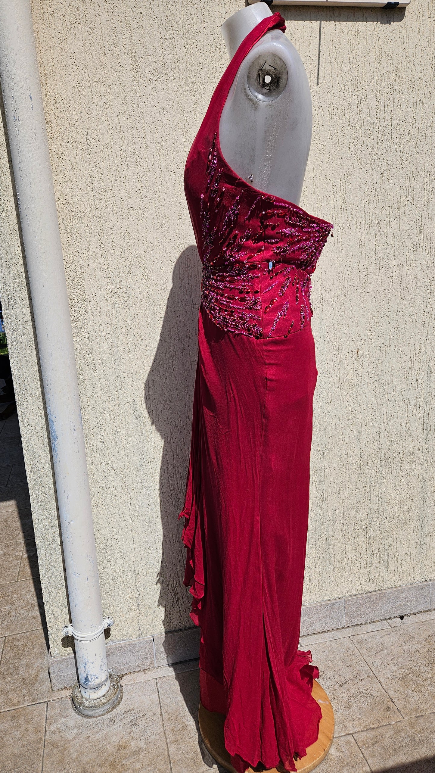 Vestido fucsia de seda bordada