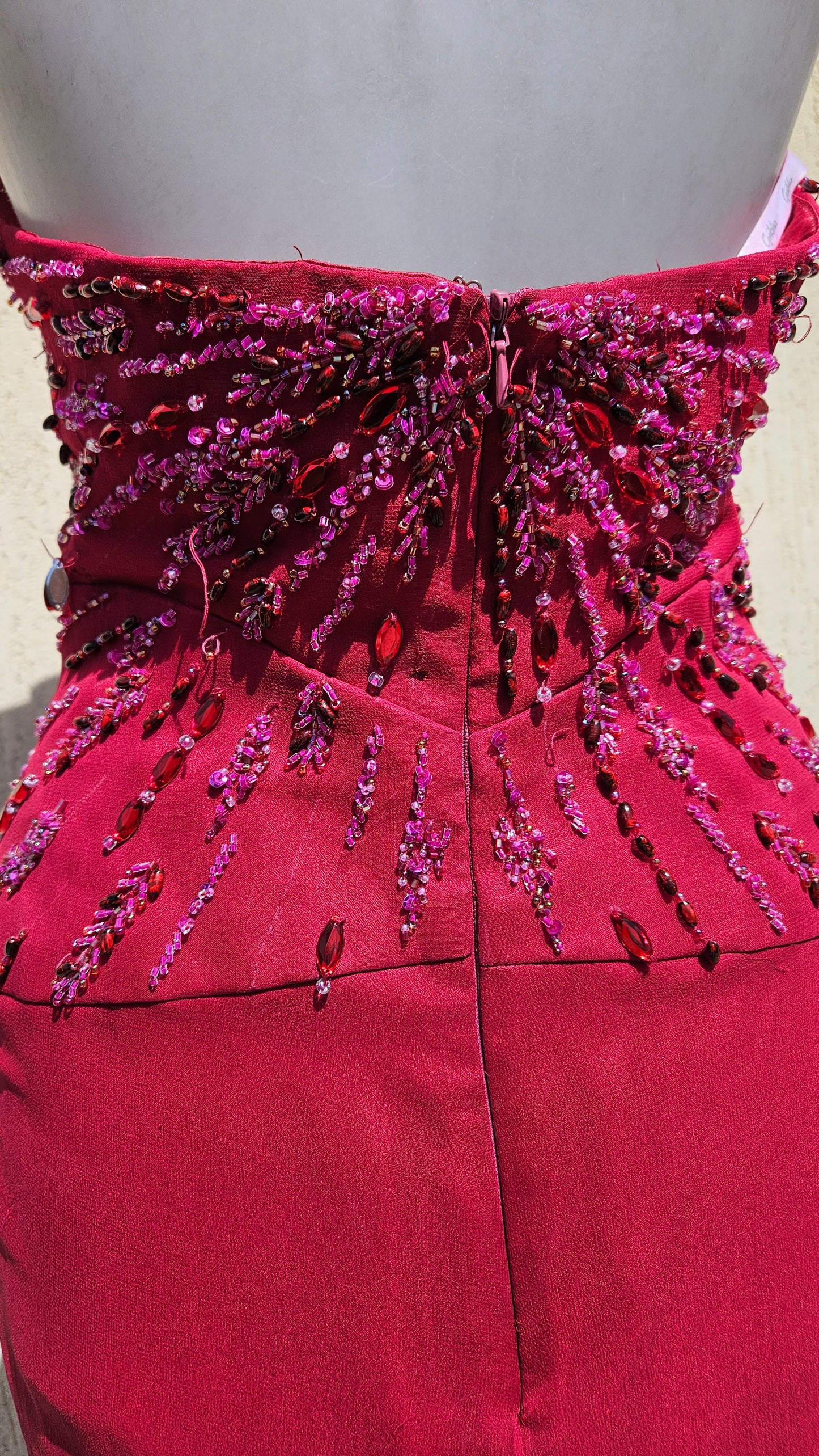 Vestido fucsia de seda bordada