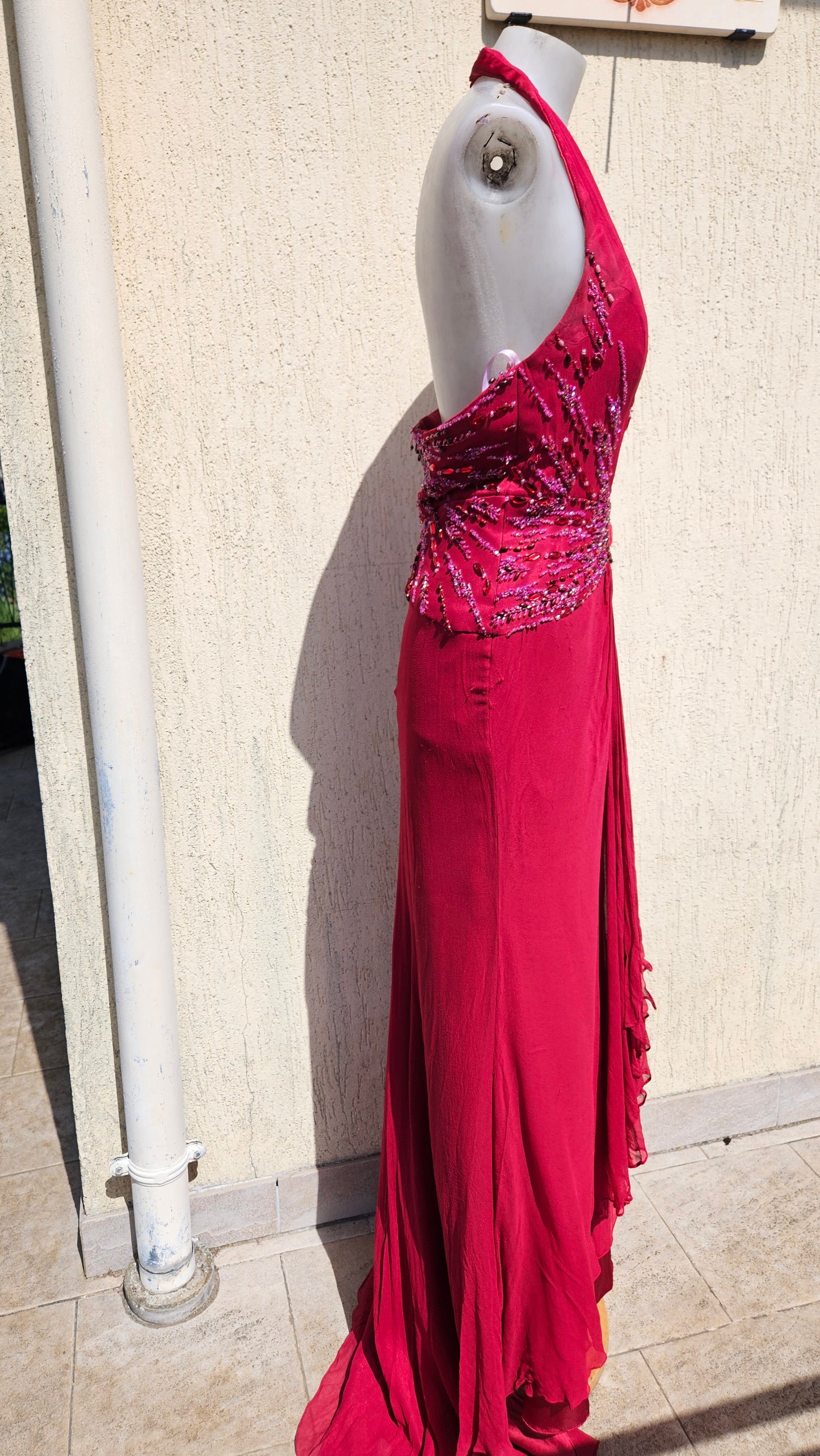 Vestido fucsia de seda bordada