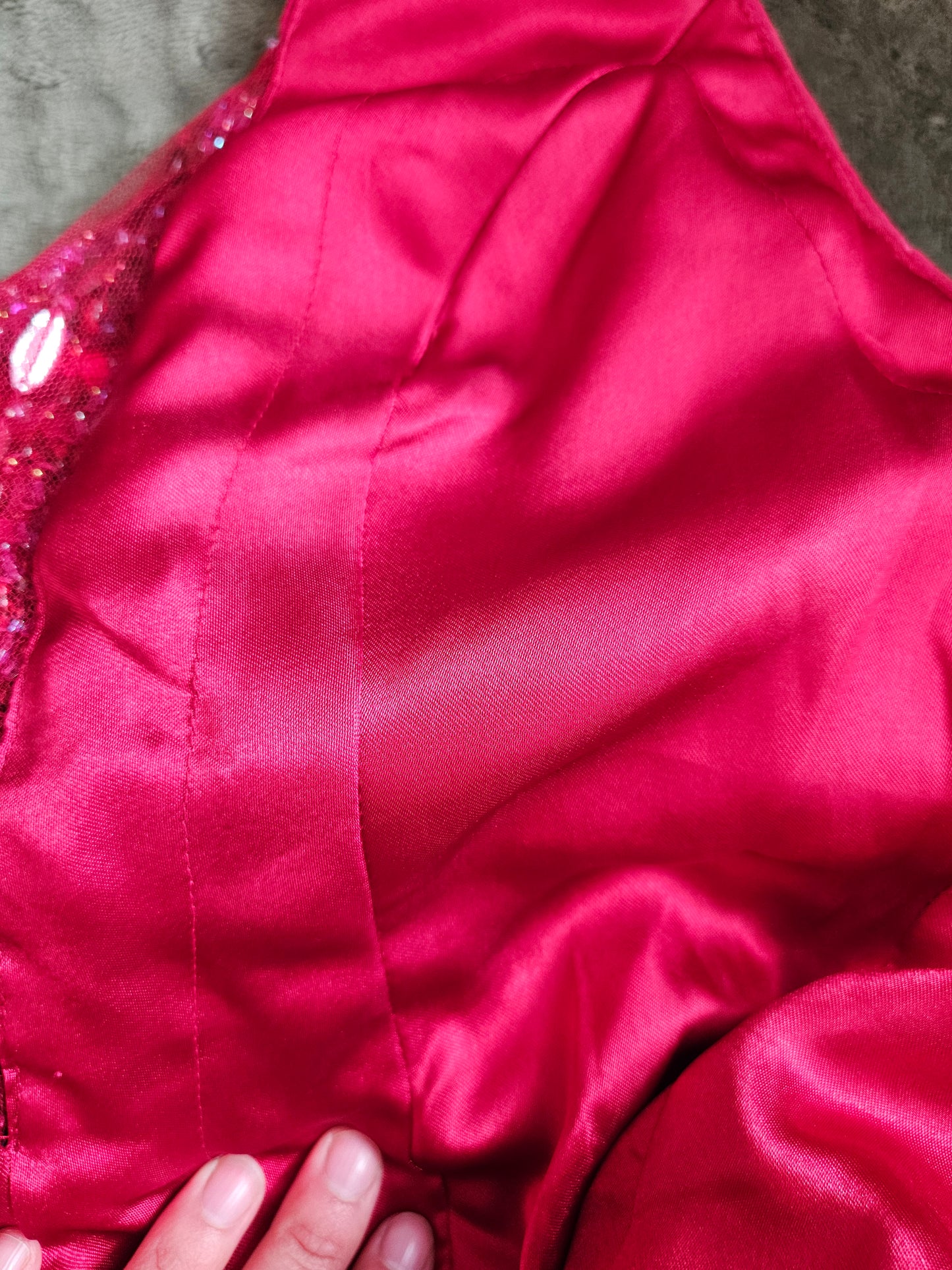 Vestido fucsia de seda bordada