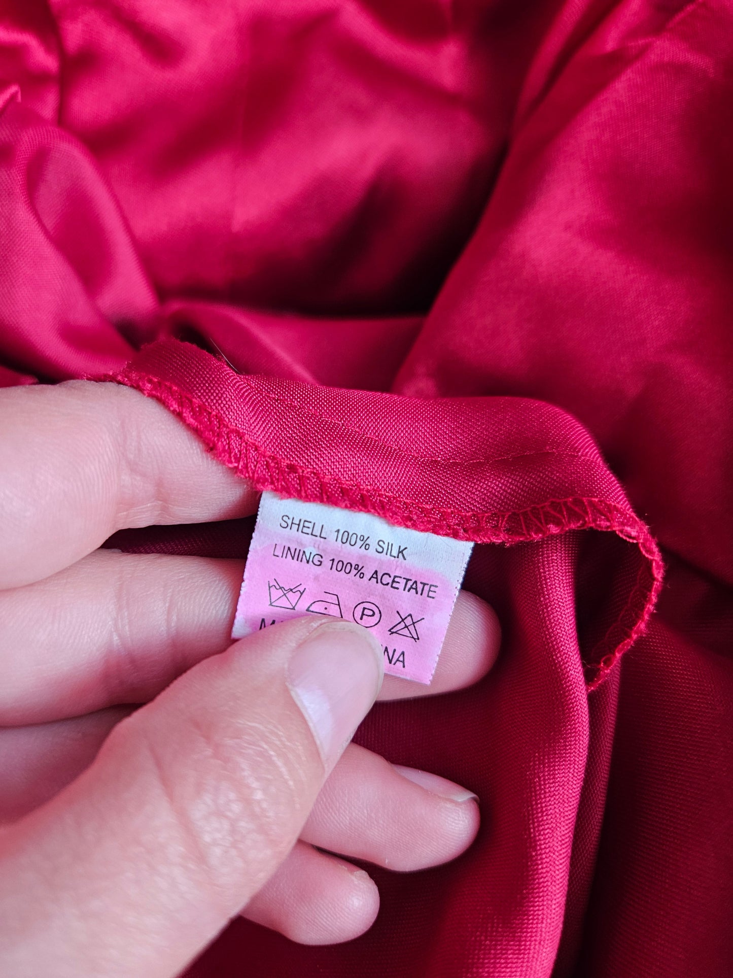 Vestido fucsia de seda bordada
