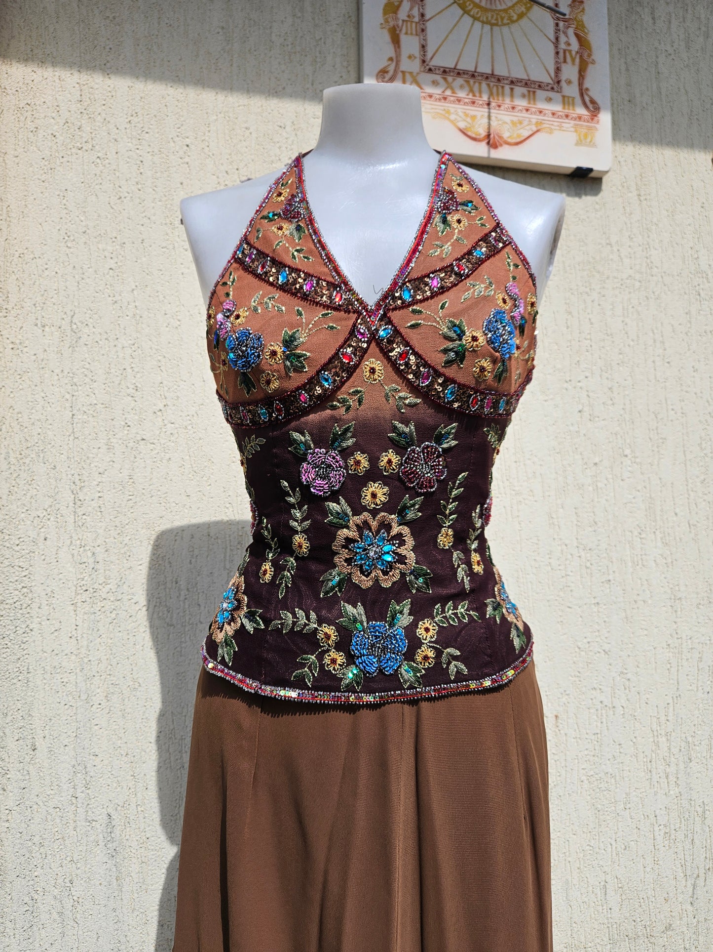 Top escotado Aftershock y falda