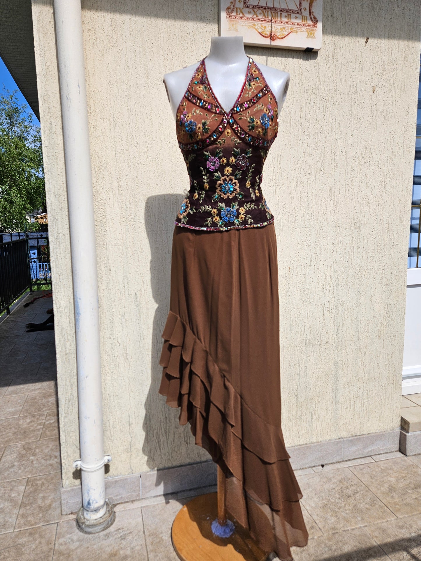 Top escotado Aftershock y falda