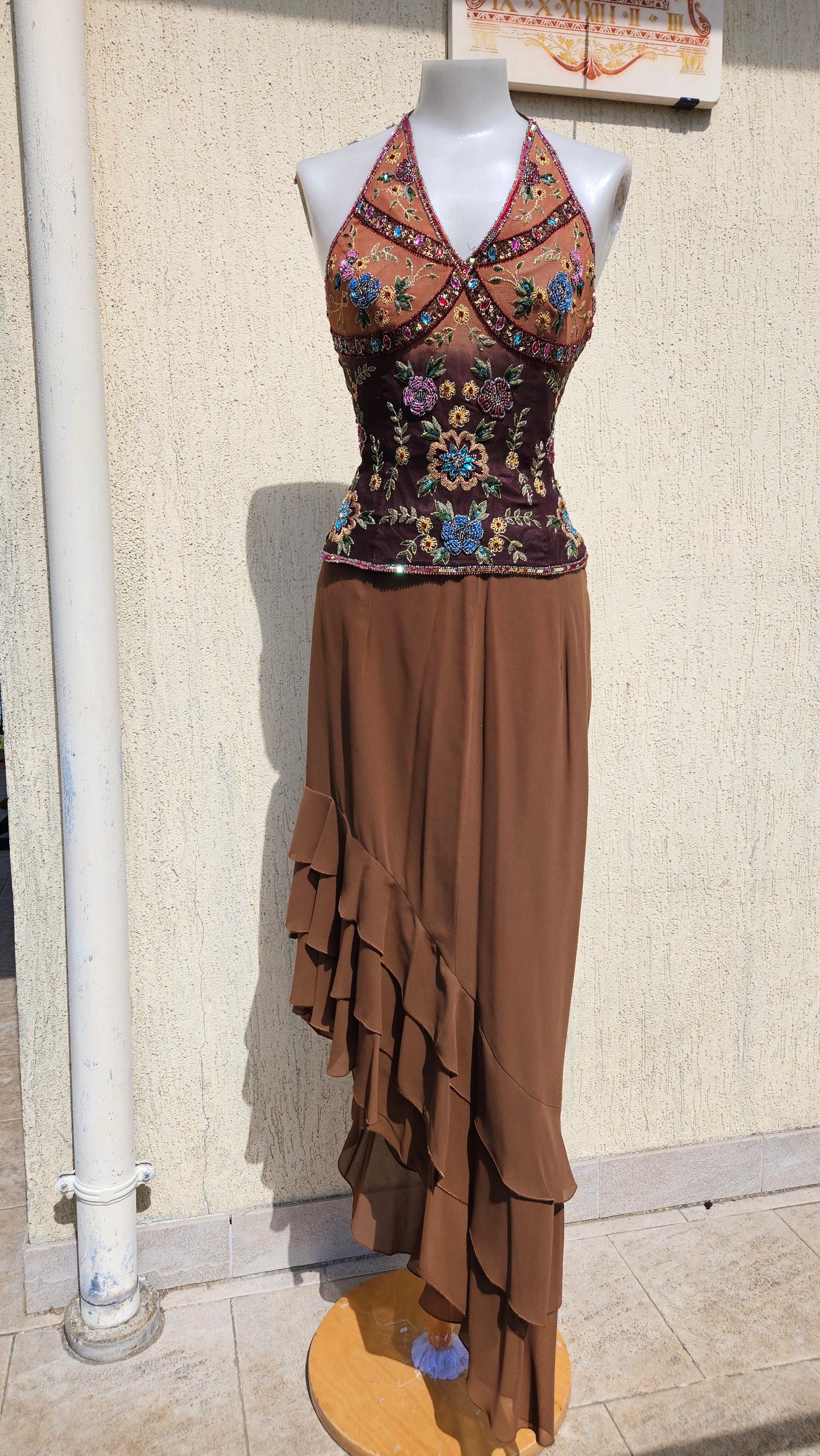 Top escotado Aftershock y falda
