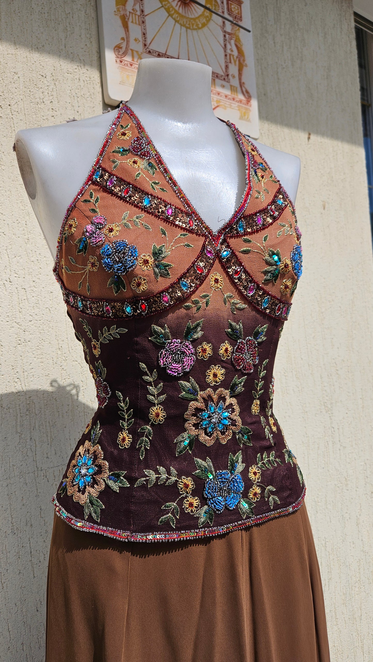 Top escotado Aftershock y falda