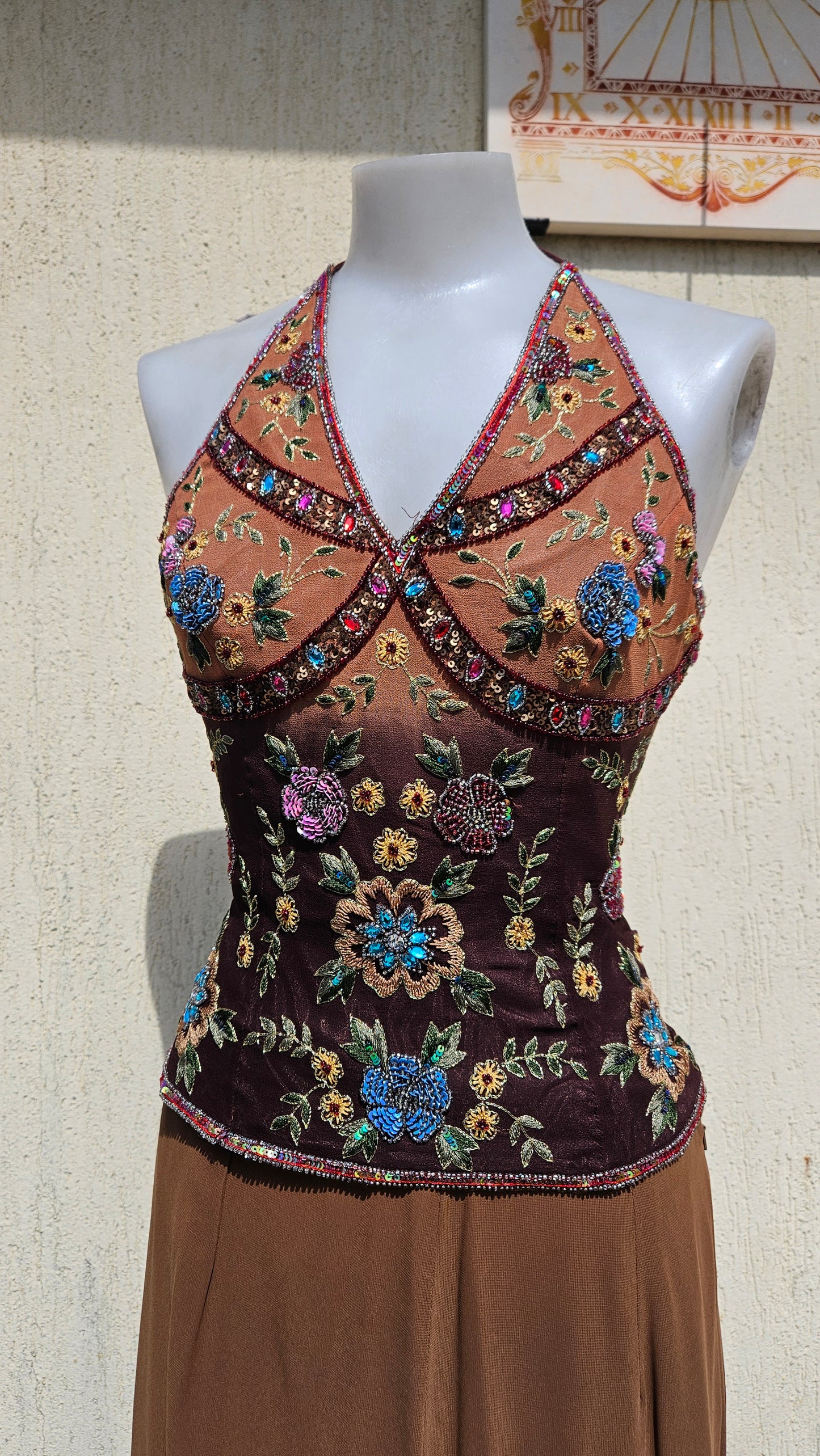 Top escotado Aftershock y falda