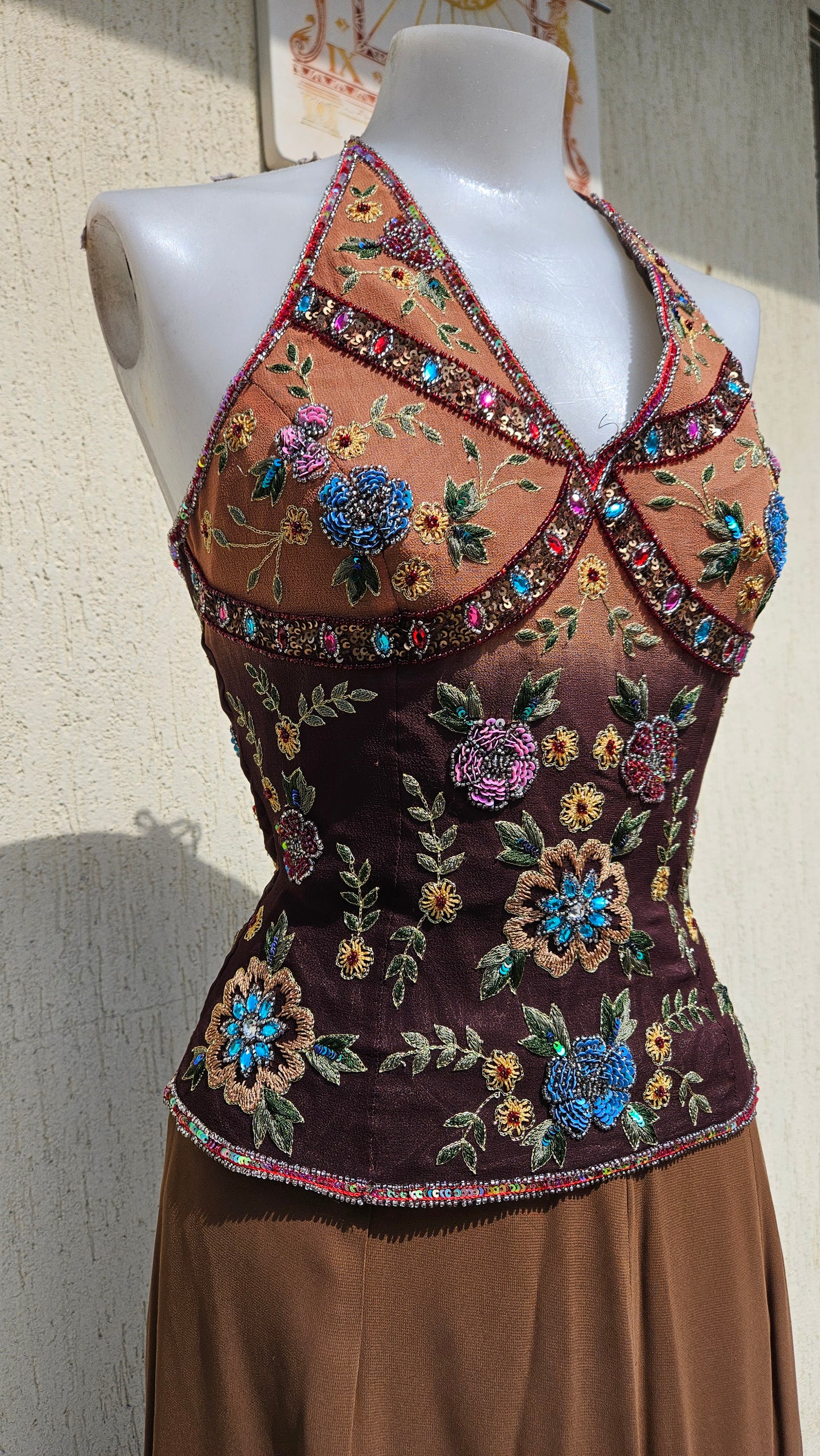 Top escotado Aftershock y falda