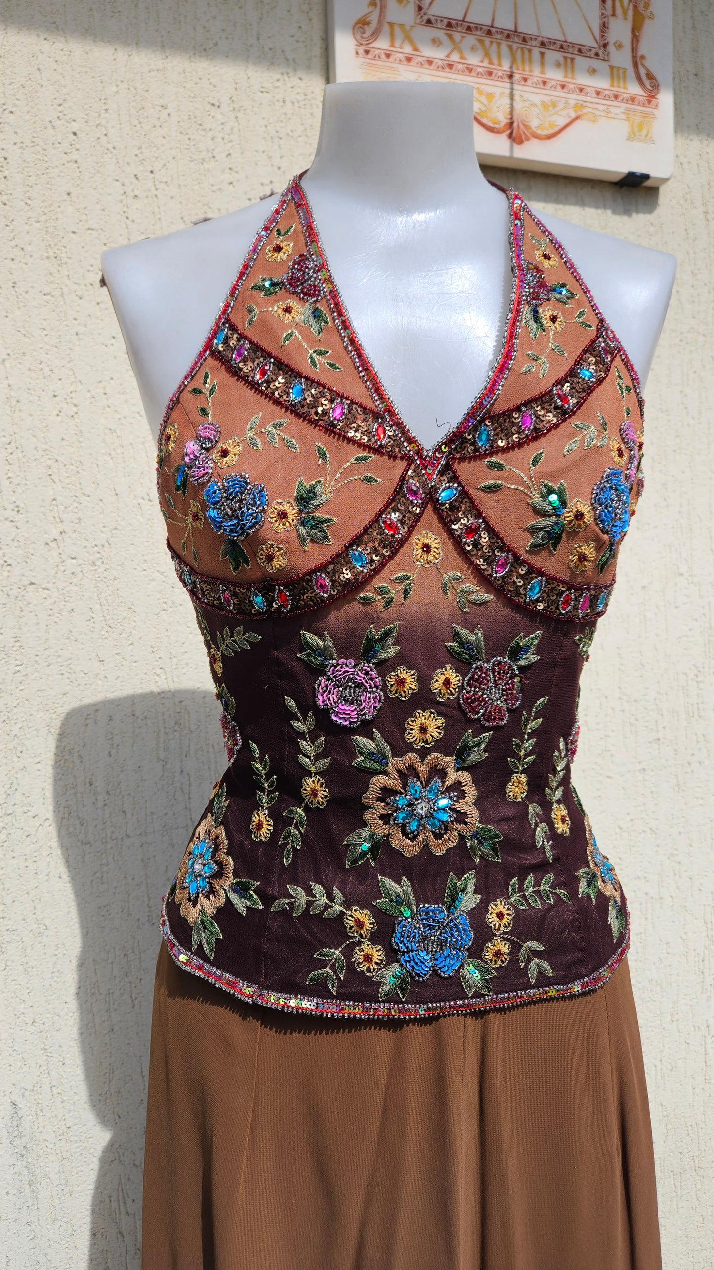 Top escotado Aftershock y falda