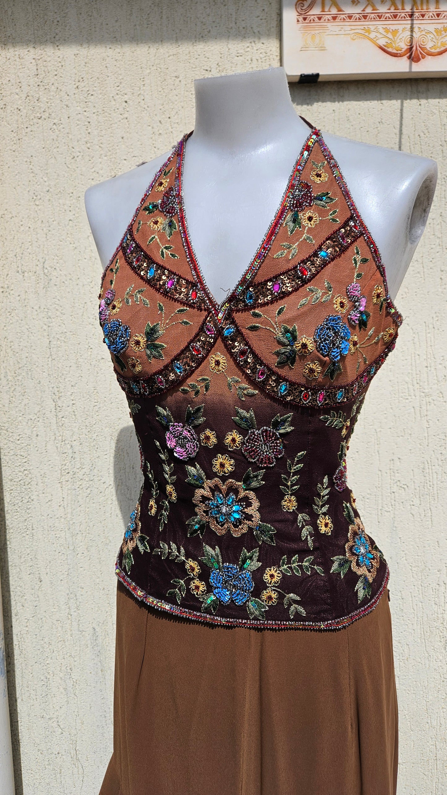 Top escotado Aftershock y falda