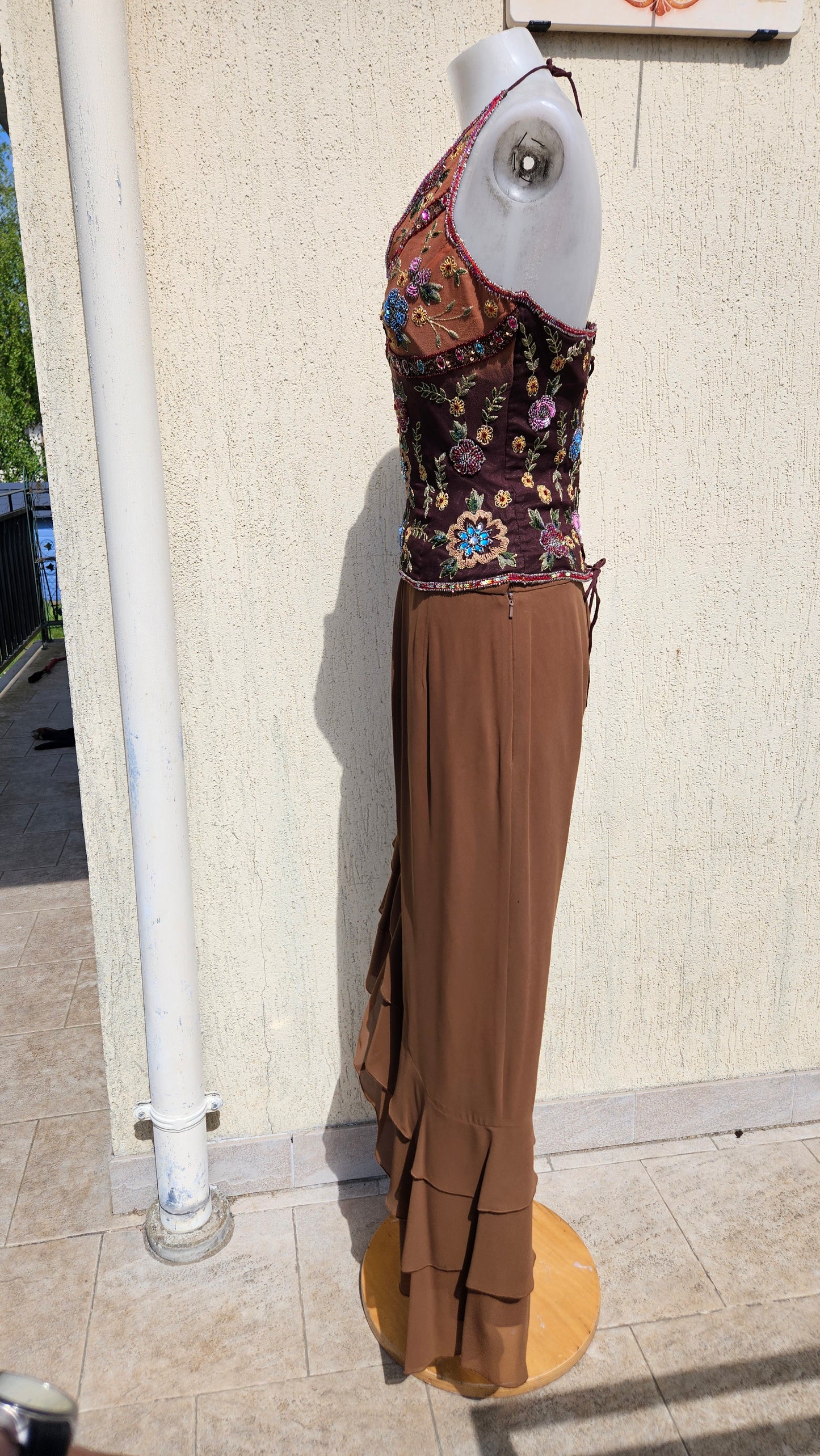 Top escotado Aftershock y falda
