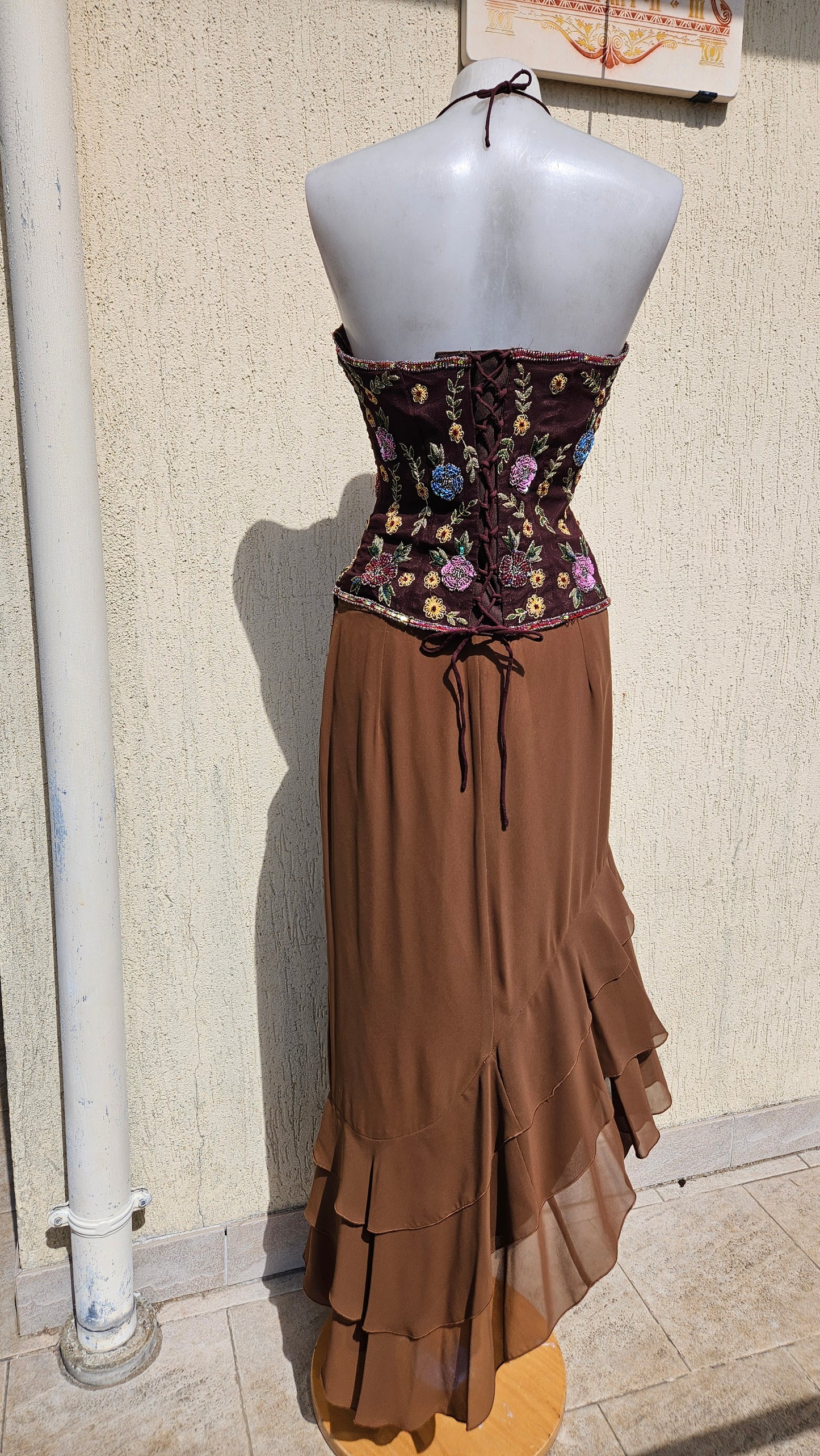 Top escotado Aftershock y falda