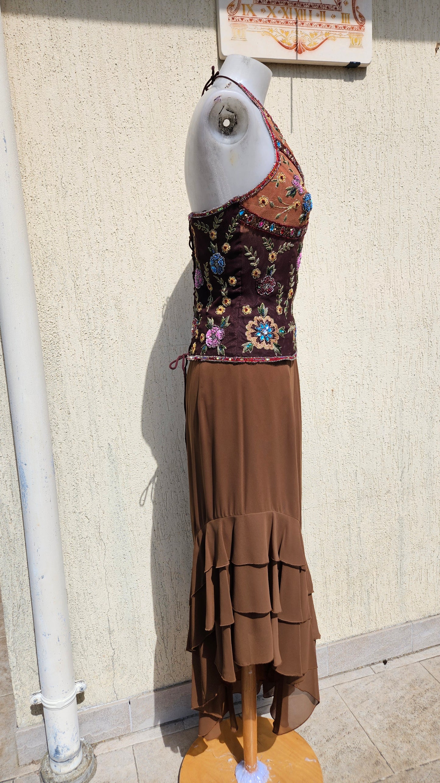 Top escotado Aftershock y falda