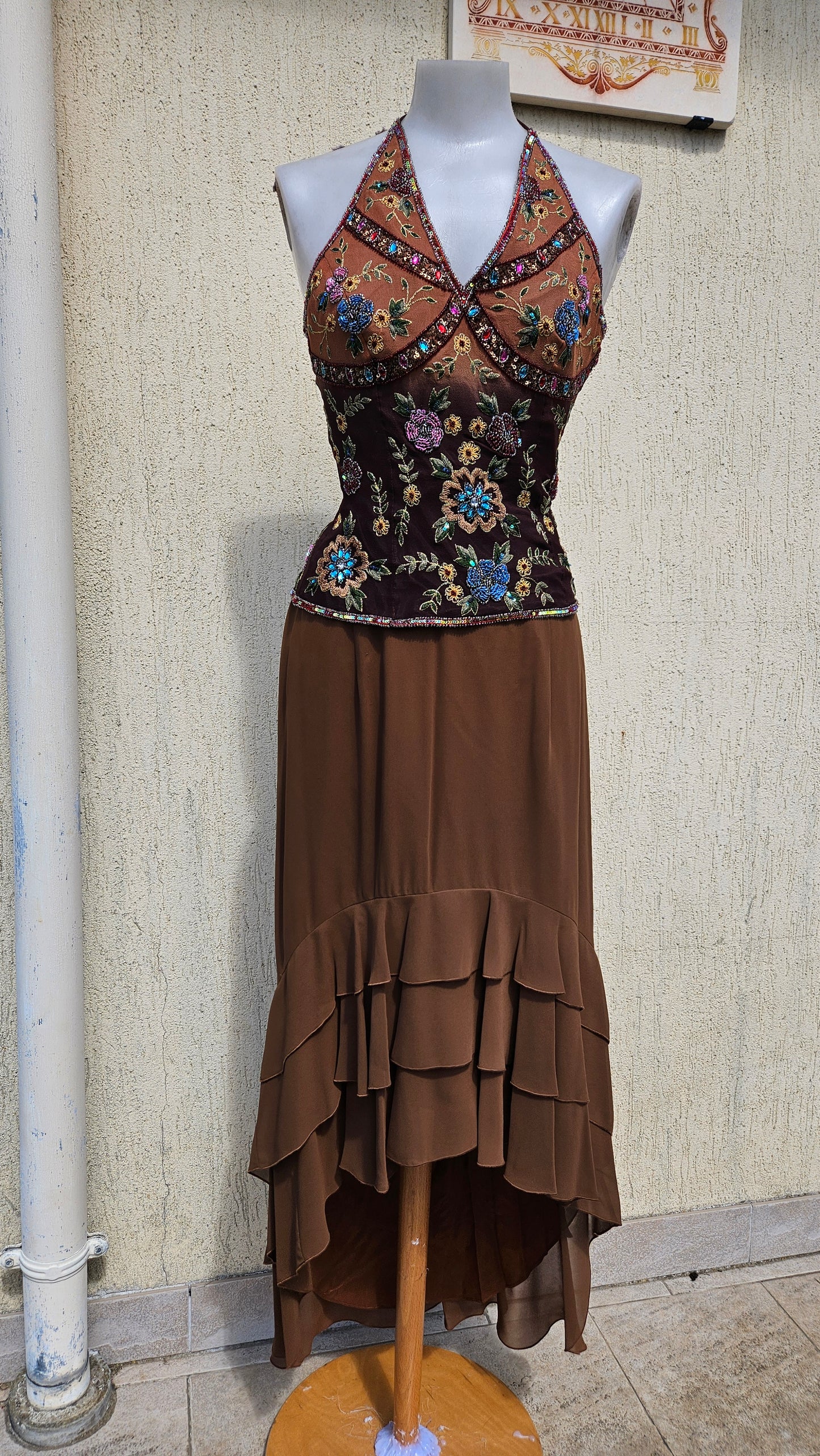 Top escotado Aftershock y falda