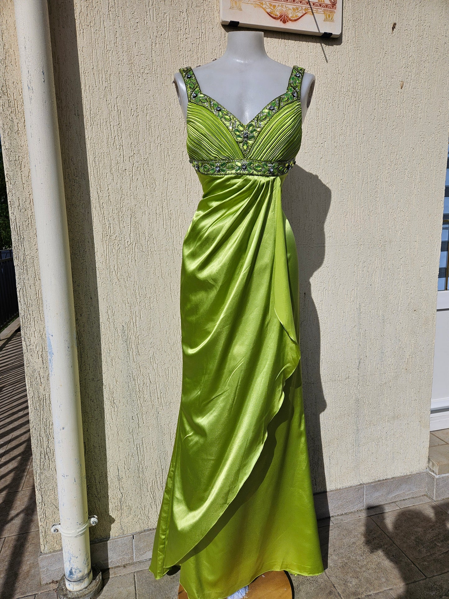 Vestido de noche verde sin espalda