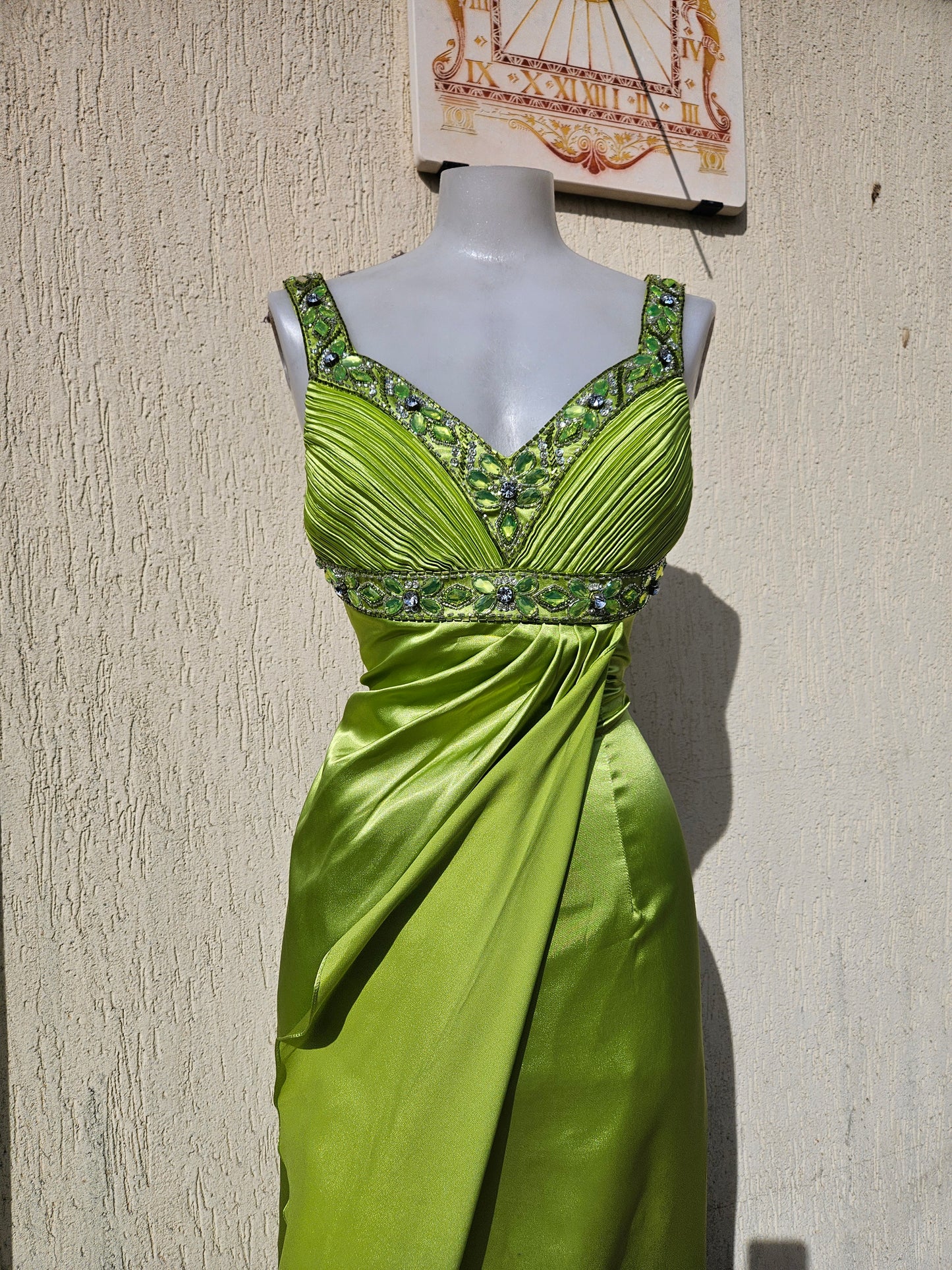 Vestido de noche verde sin espalda